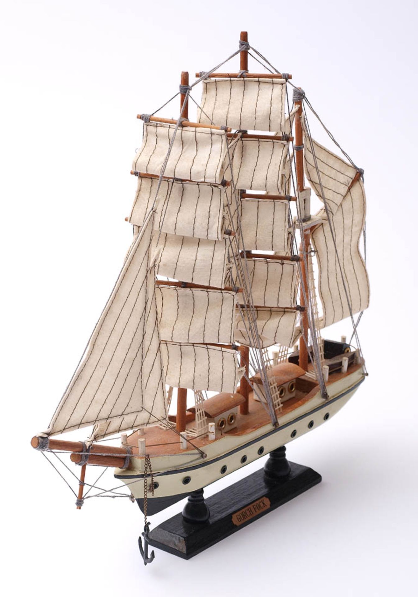 Modell der "Gorch Fock"Stoffbesegelung. L.32cm.Aufrufpreis: 15 EUR - Bild 2 aus 2