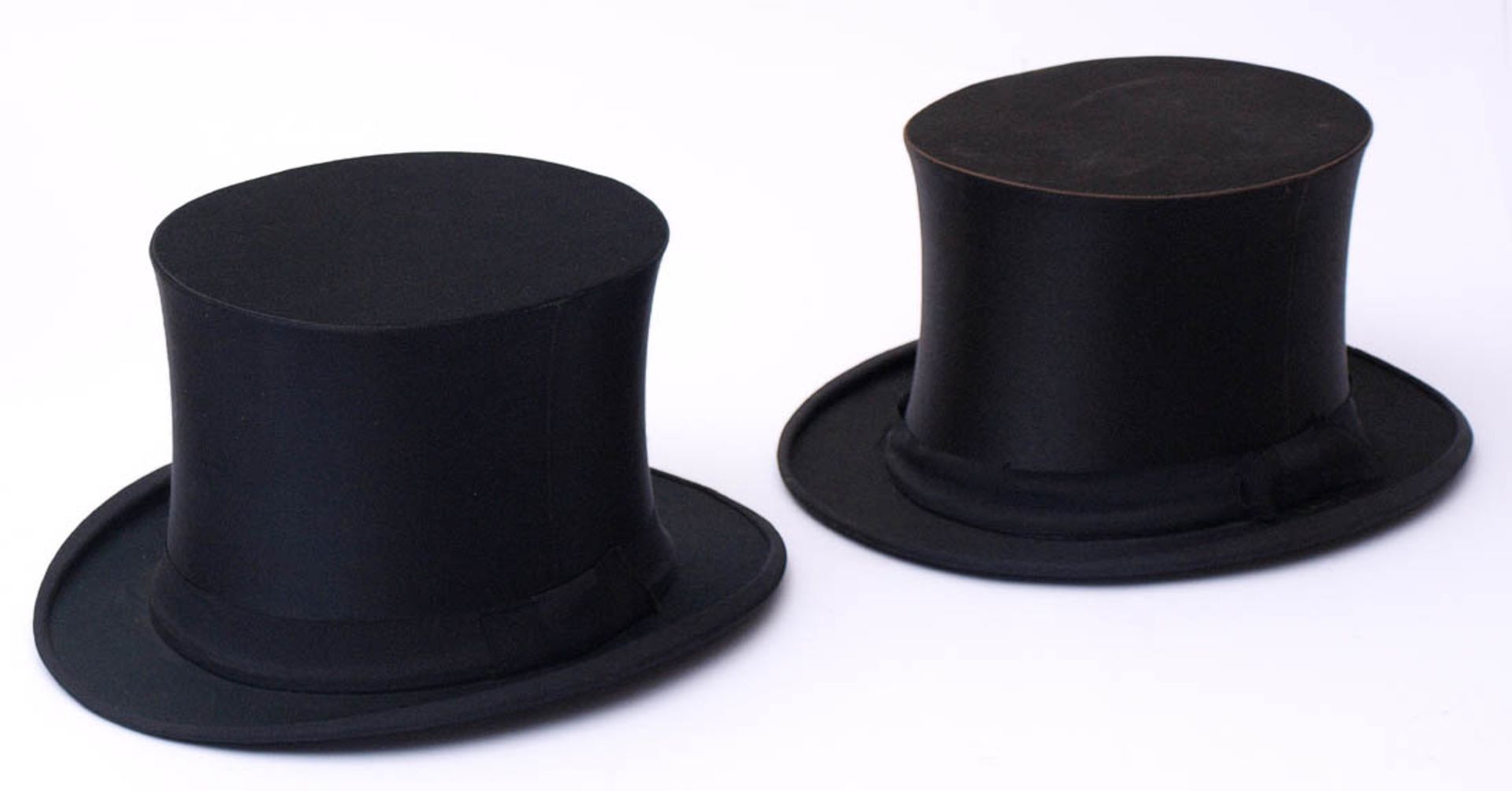 Zwei Chapeau ClaqueIn originalen Kartons. Einer reparaturbedürftig.Aufrufpreis: 30 EUR - Bild 2 aus 2