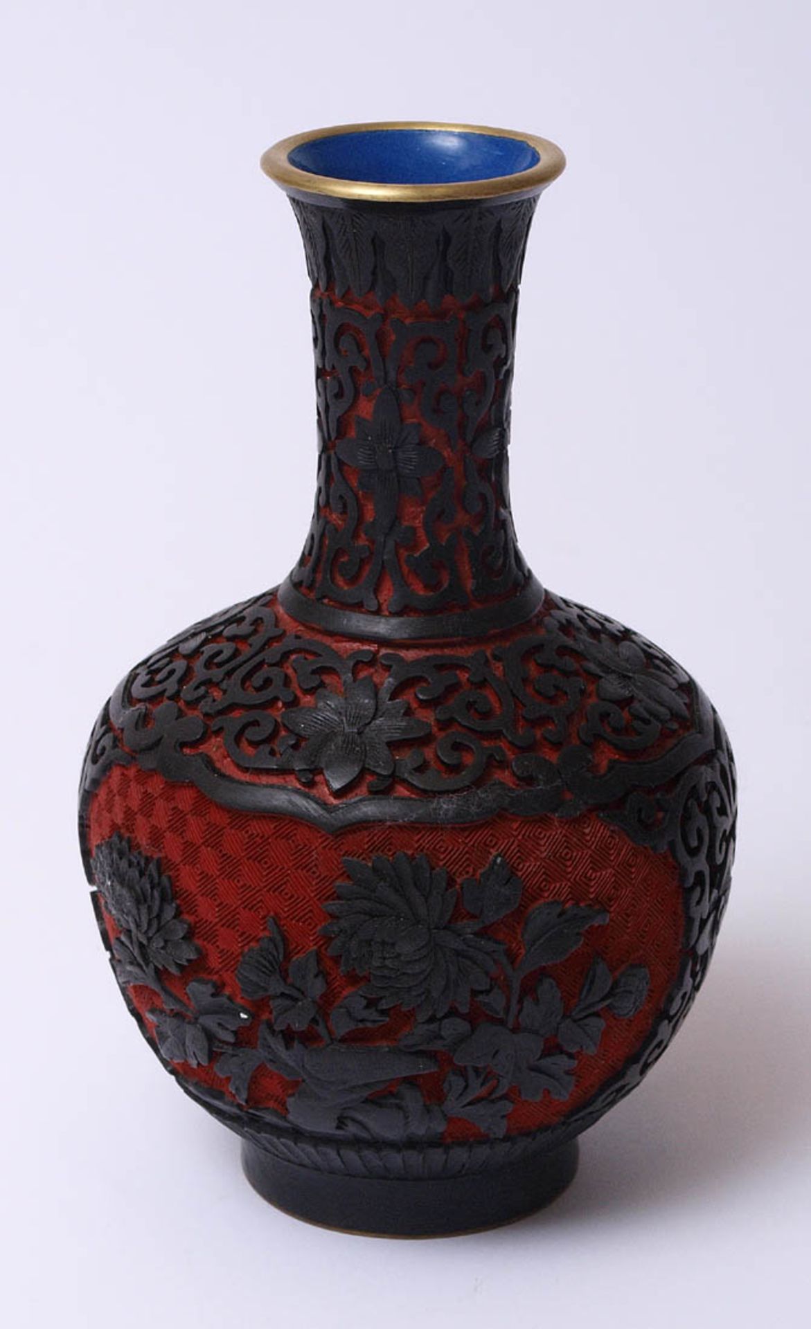 Vase, ChinaZweischichtiger, geschnitzter Lack über Messing. H.21cm.Aufrufpreis: 30 EUR