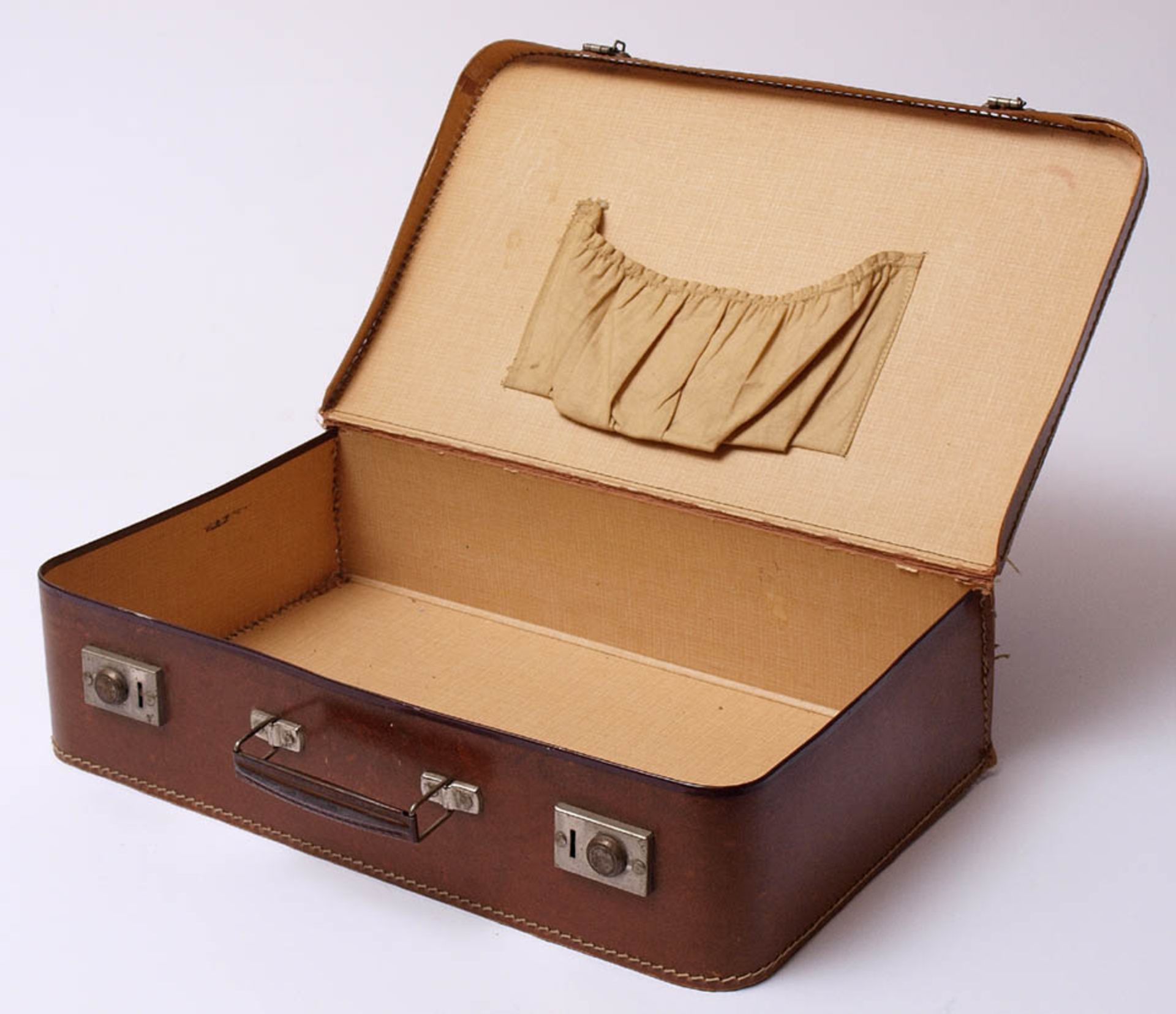Koffer, 30er JahreKarton mit Lederoptik, genäht. 10x40x25cm.Aufrufpreis: 30 EUR