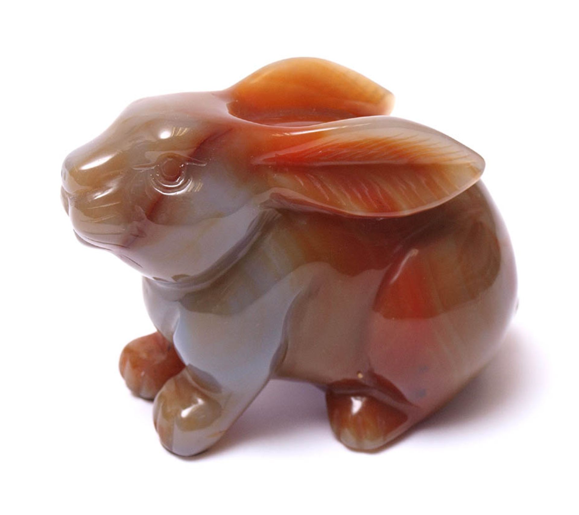 TierfigurineFein geschnittener Hase aus gestreiftem Karneol. L.10,5cm.Aufrufpreis: 40 EUR