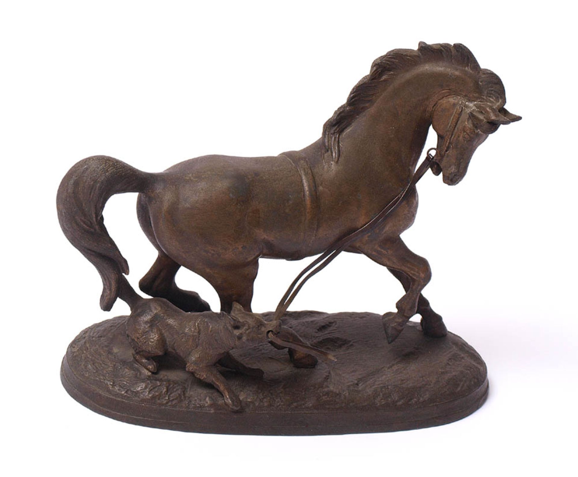 PferdeskulpturAuf ovalem Sockel Pferd, von einem Hund am Zügel gehalten. Metallguss, bronziert. H.