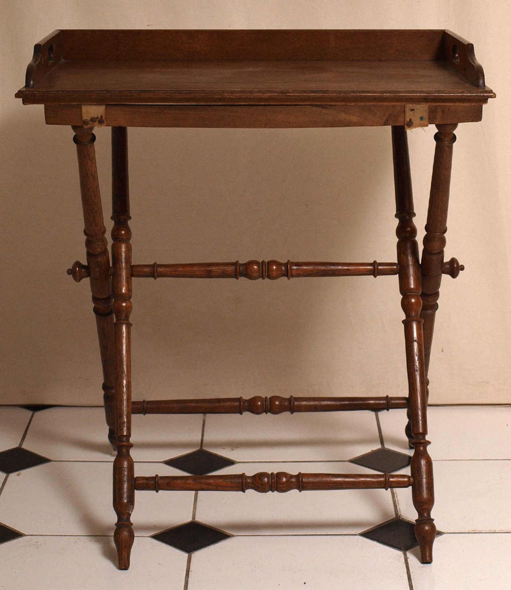 Butler's Table, um 1900Auf gedrechseltem Scherengestell mit Querversprossung abnehmbares, dreiseitig