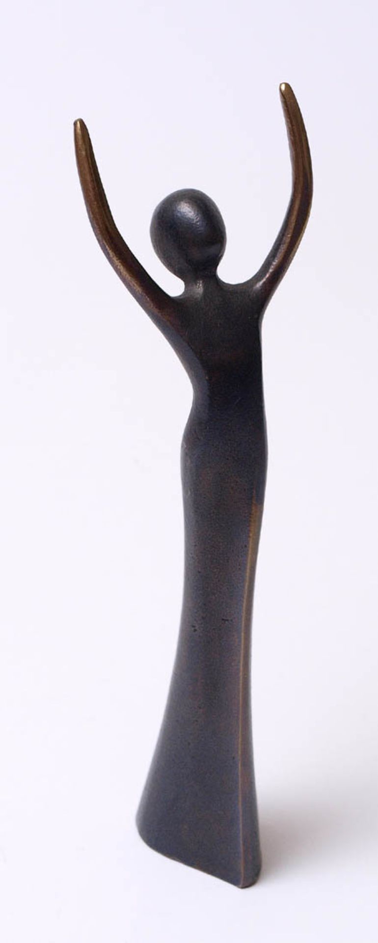 Bronzefigur, 20.Jhdt.Frau mit erhobenen Händen. Bronze, dunkelbraun patiniert. H.20cm.
