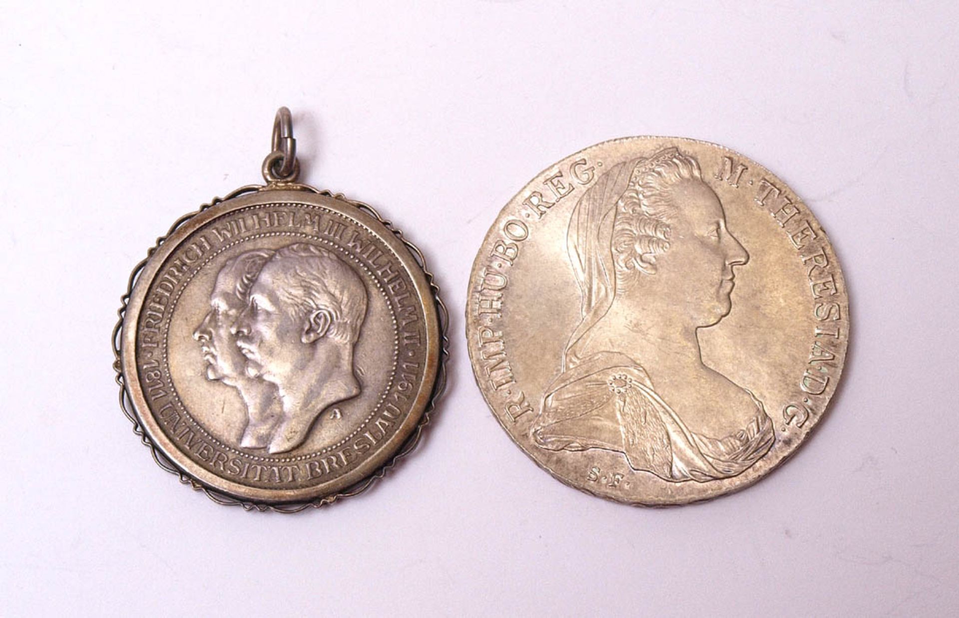 Zwei SilbermünzenDrei-Mark-Stück, Deutsches Reich 1911 (als Anhänger) und Maria-Theresien-Taler.