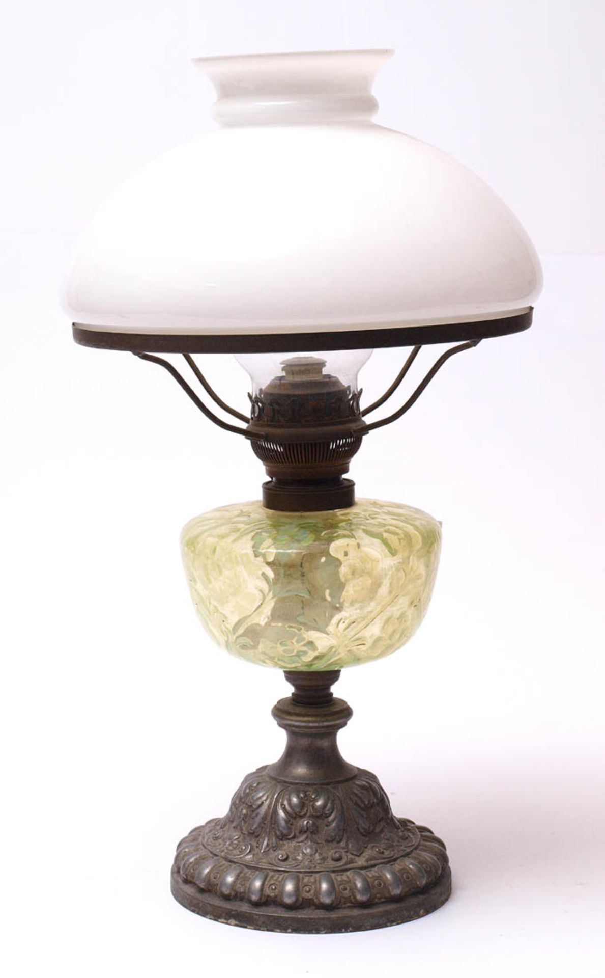 Tischlampe, Loetz (?), um 1905Auf reich reliefiertem Zinnfuß mit Blattwerk und Blüten hellgrüner