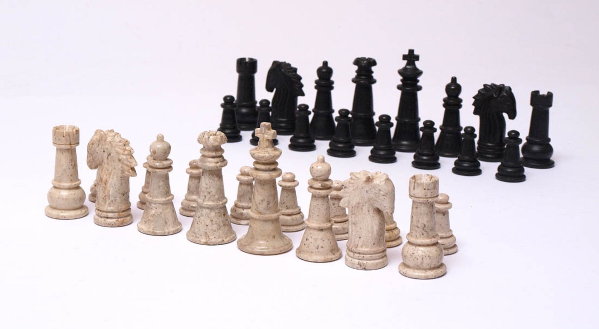 Satz SchachfigurenGedrechseltes Holz. Höhe des Königs 7cm.Aufrufpreis: 260 EUR