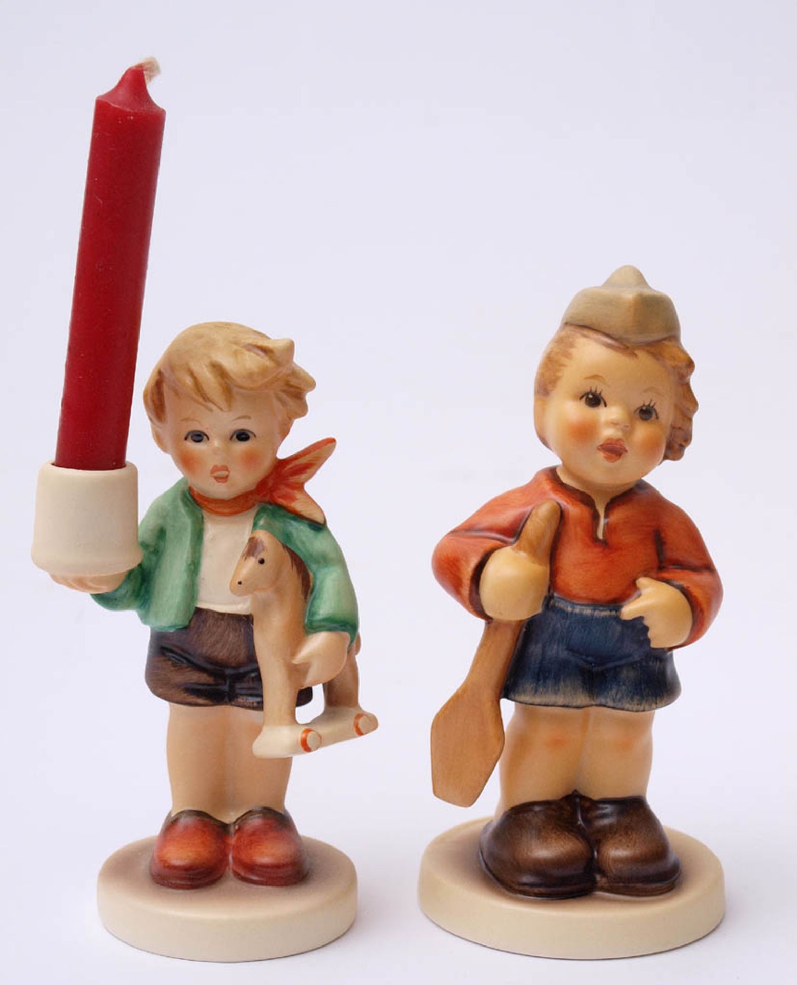 Zwei Hummel-Figuren, Goebel"Junge mit Holzpferd" (Adventsleuchter mit Kerze), Modellnr.117. H.9cm.