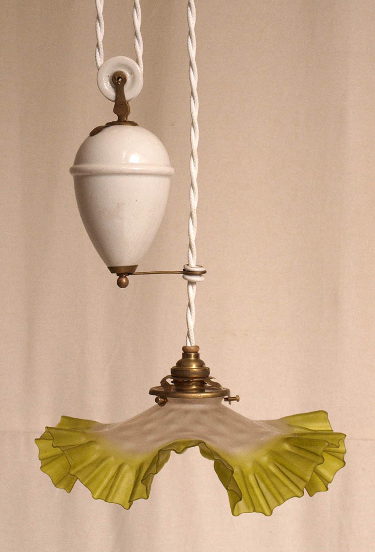 Deckenzuglampe, um 1900Mattierter Glasschirm mit gezacktem, mattgrünem Rand, Zugmechanismus aus