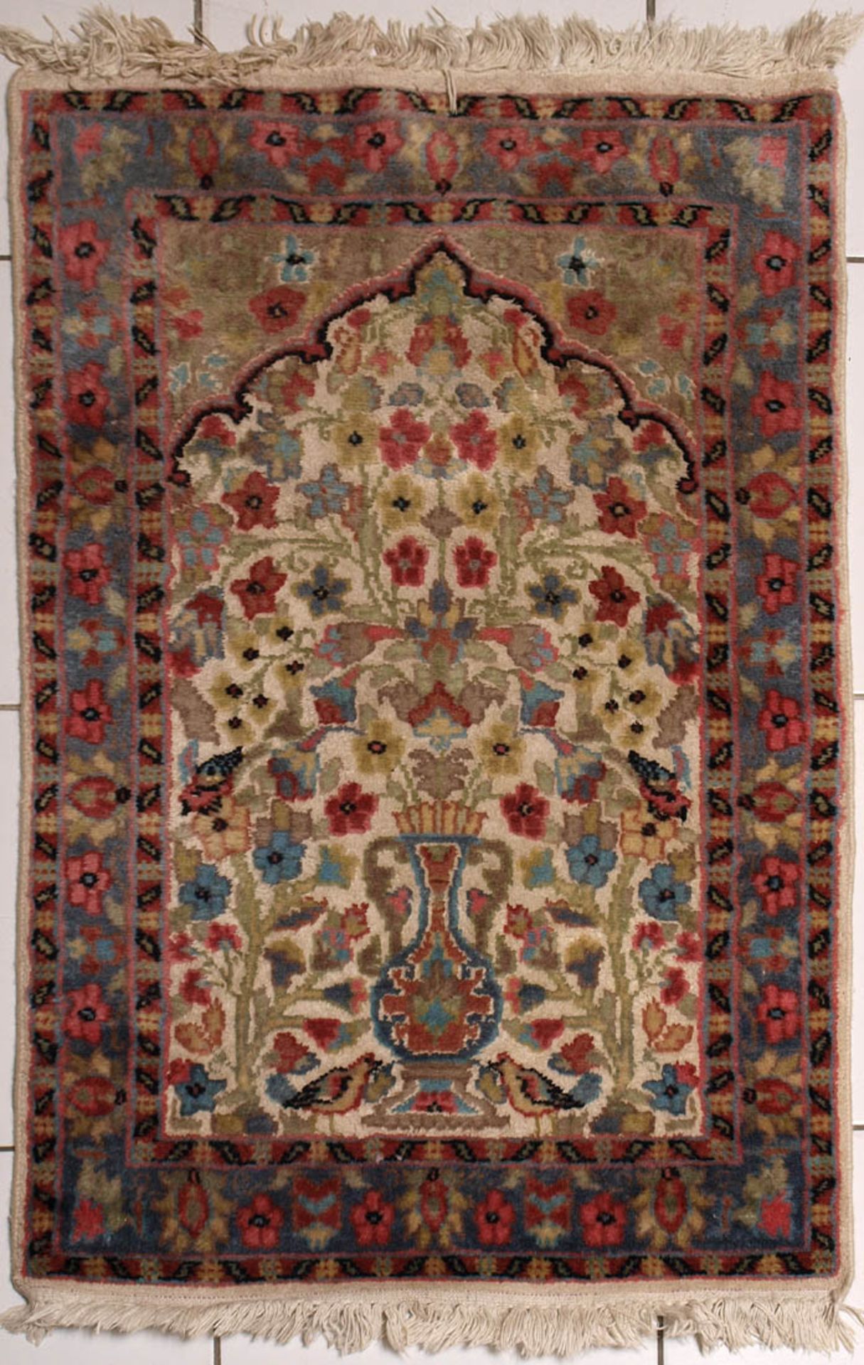 Isfahan-GebetsteppichGegenstück zum vorigen. 93x64cm.Aufrufpreis: 50 EUR