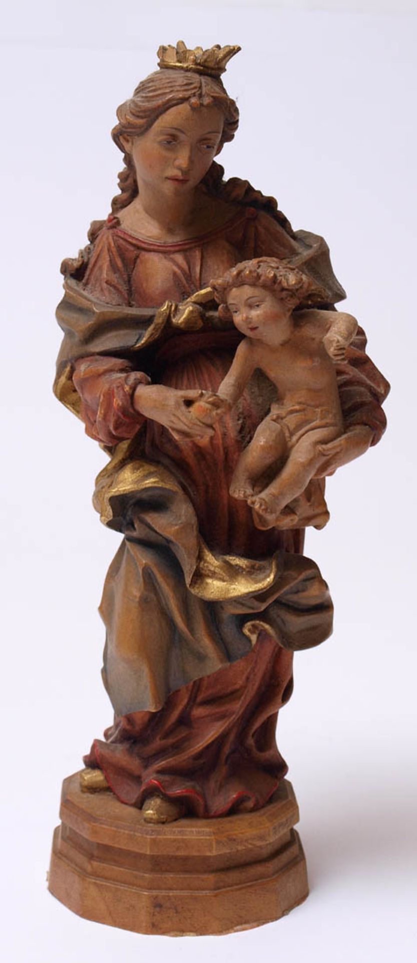 MadonnaAuf zwölfkantigem Sockel Madonna, das Jesuskind auf dem linken Arm haltend. Lindenholz,