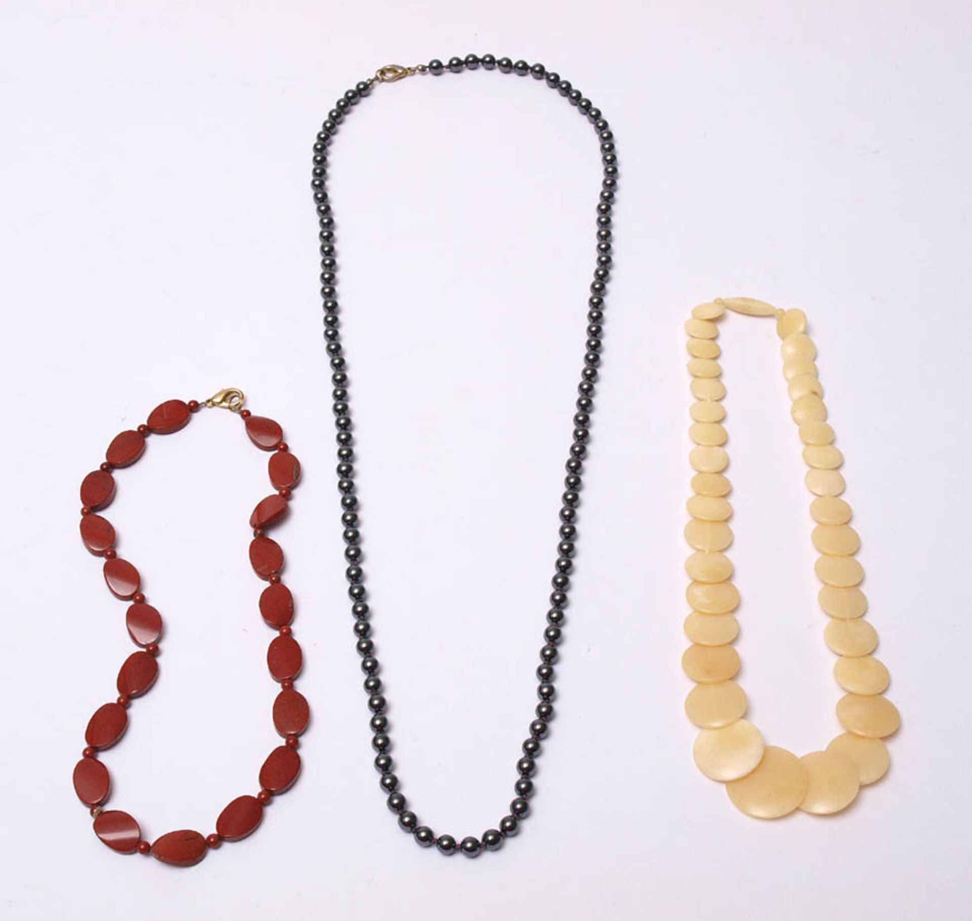KonvolutBestehend aus drei Halsketten aus Jaspis, Blutstein bzw. weißem Marmor. Unterschiedliche