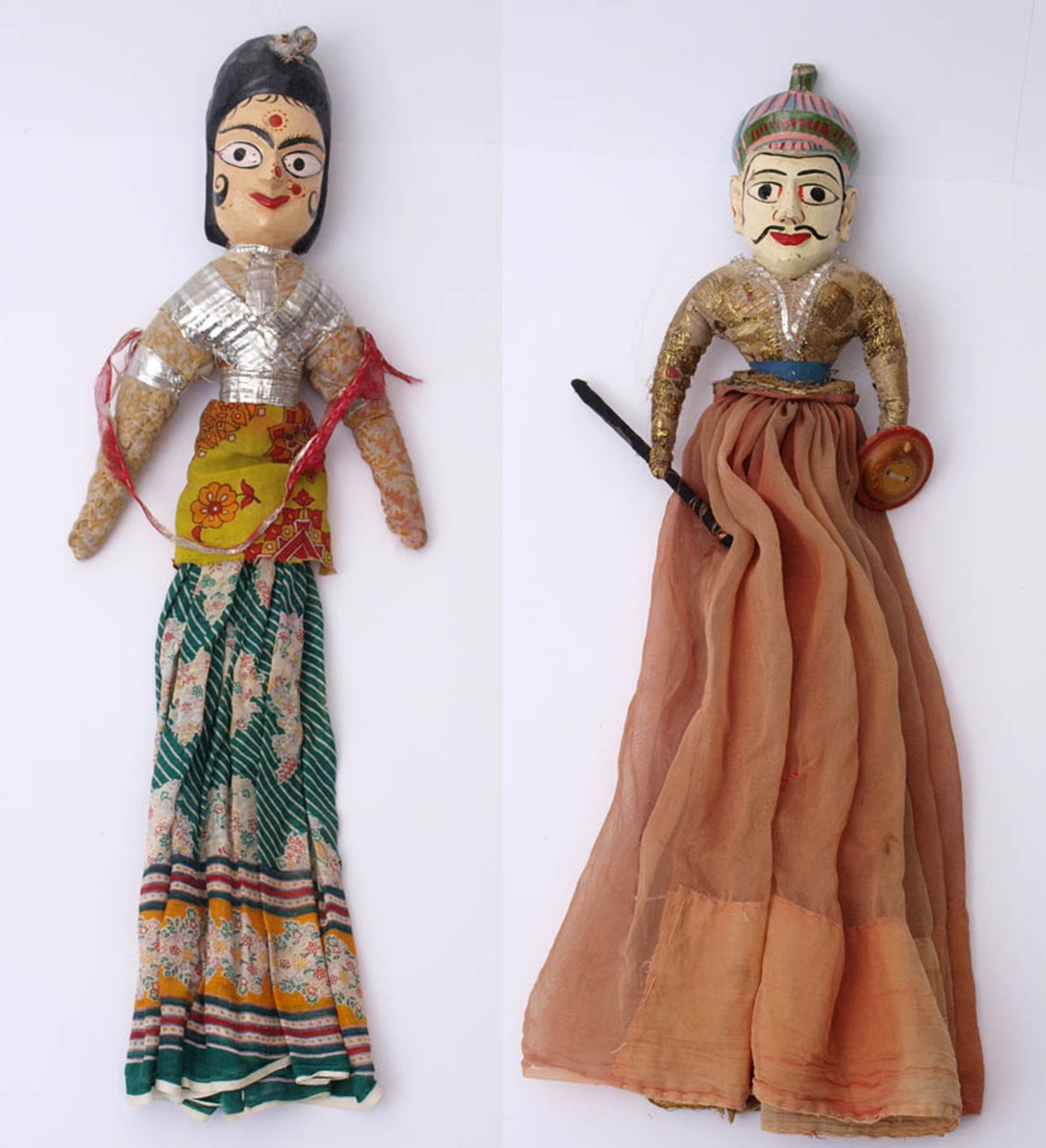 Zwei Puppen, wohl indischKrieger bzw. Dame. Kopf und Rumpf aus teilweise polychrom bemaltem Holz,