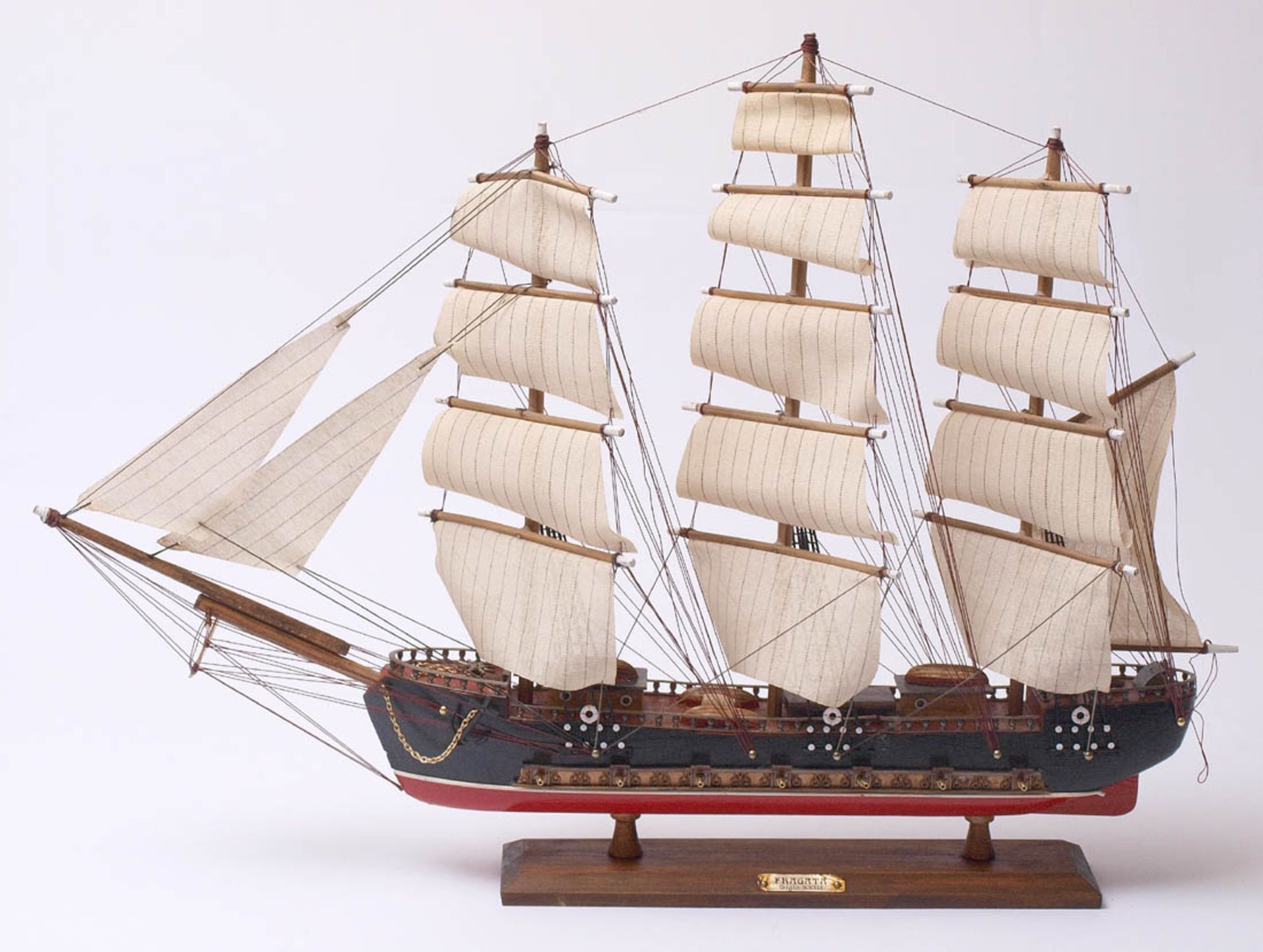 SchiffsmodellModell einer Fregatte aus dem 18.Jhdt. Holz mit Stoffbesegelung. H.51cm, L.71cm.