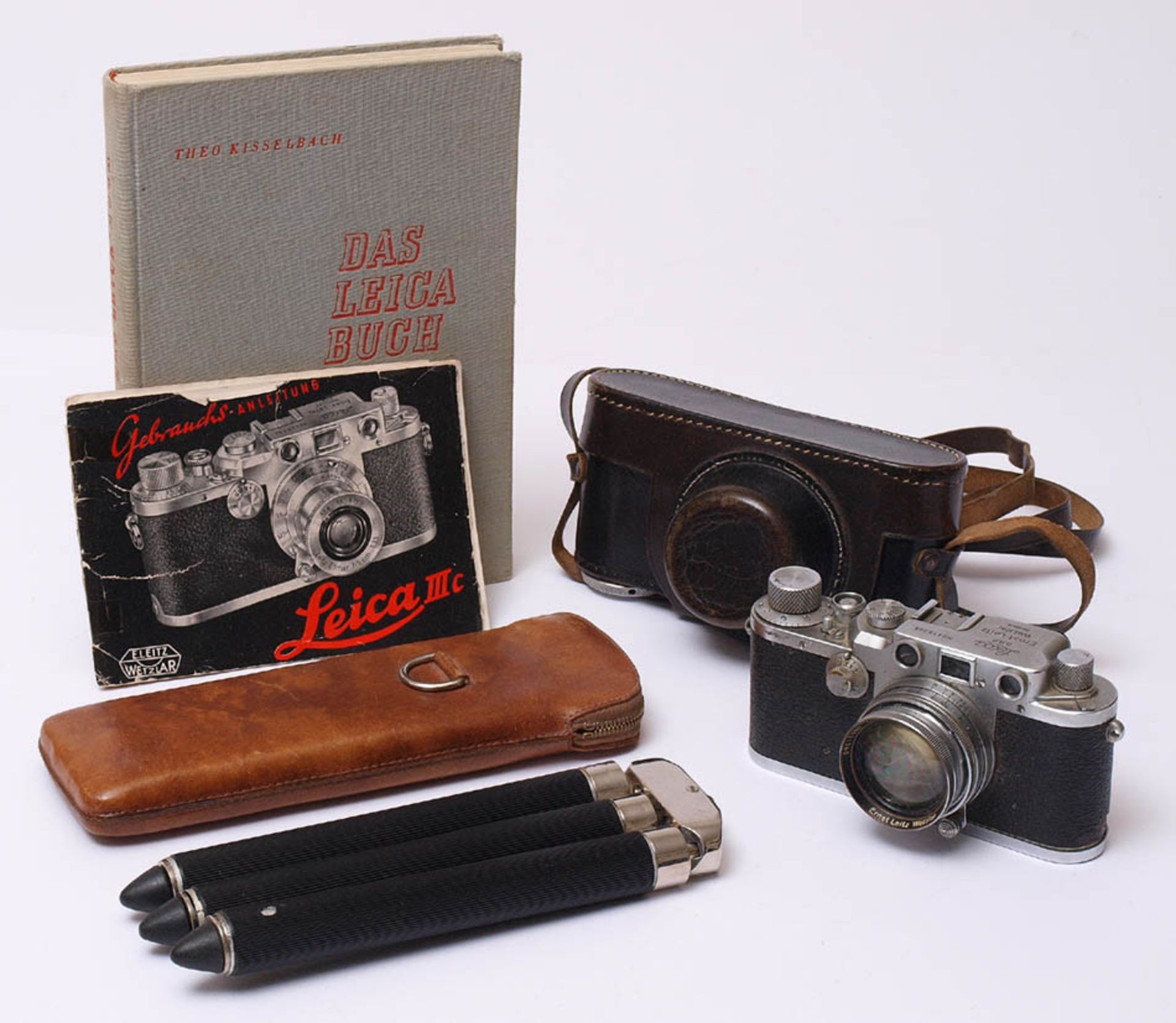 Kamera, Leica IIIcDazu originale Gebrauchsanleitung, Leica-Buch und Stativ.Aufrufpreis: 250 EUR