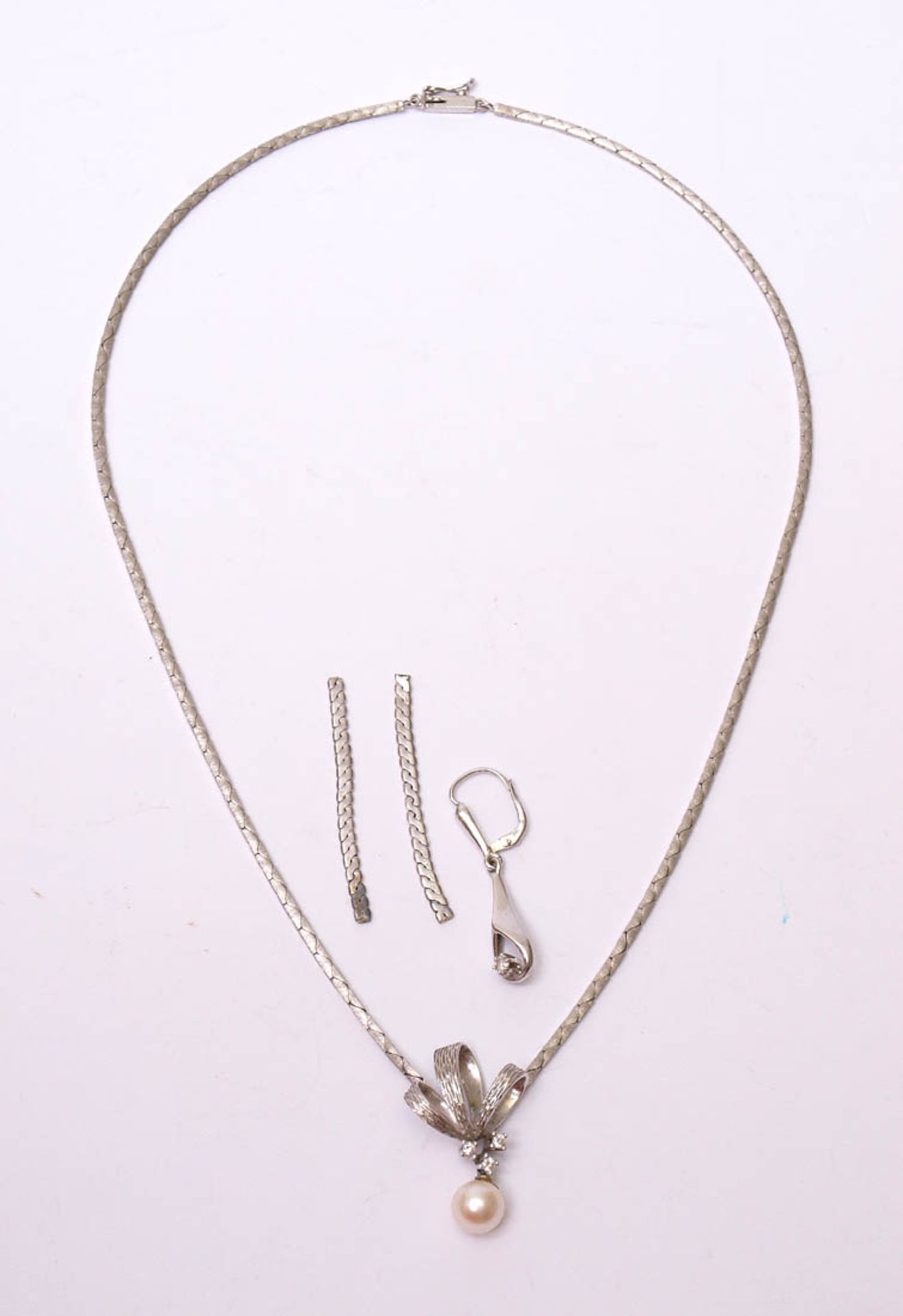 KollierWG 14kt. Mittelstück mit Schleife, Perlenpendeloque und drei kleinen Brillanten. L.41cm. Dazu