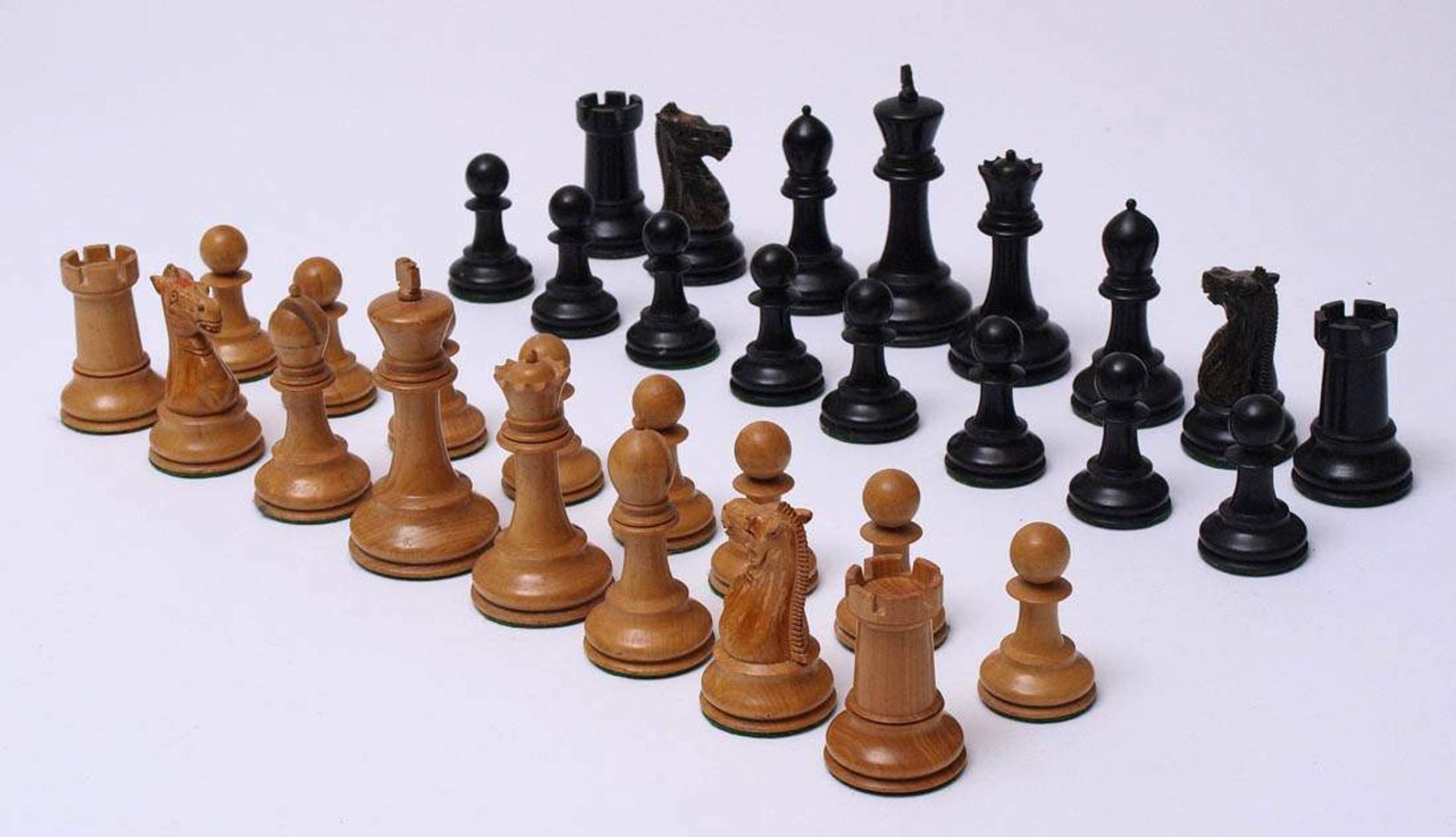 Satz Schachfiguren, England, um 1900Helles und dunkel gebeiztes Holz, Füße geschwert. Feine - Bild 3 aus 3