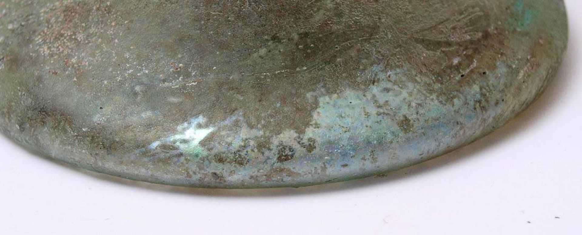 Großes Unguentarium, wohl 1.-2.Jhdt. n.Chr.Schön irisierendes, grünes Glas. Intakt. H.19cm. - Bild 7 aus 7