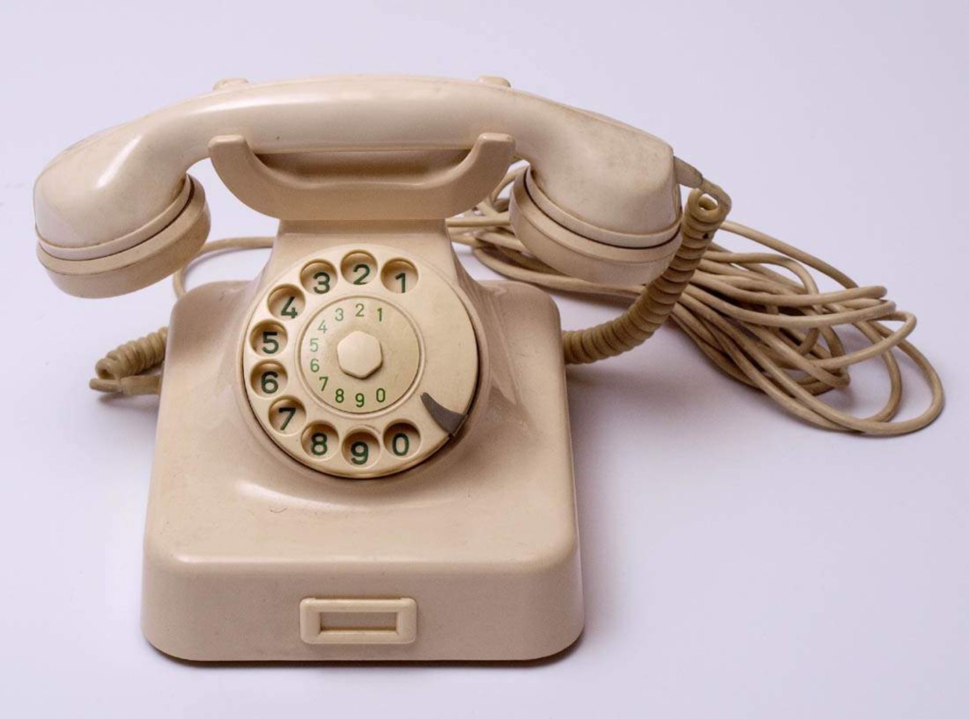 Telefon, 50er JahreWeißes Bakelitgehäuse mit Wählscheibe. Mit Anschlusskabel, als - Bild 2 aus 5