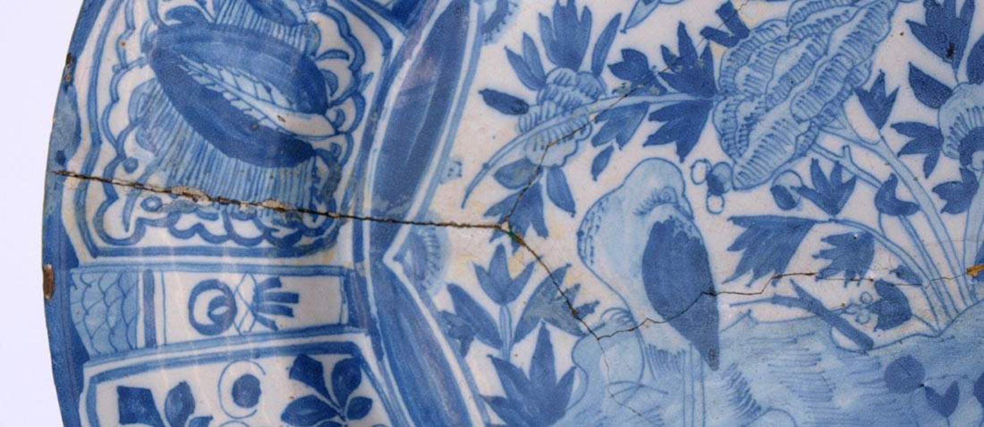 Wandteller, Holland, wohl 18.Jhdt.Auf der Fahne acht Reserven mit unterglasurblauer Blütenmalerei. - Bild 2 aus 2