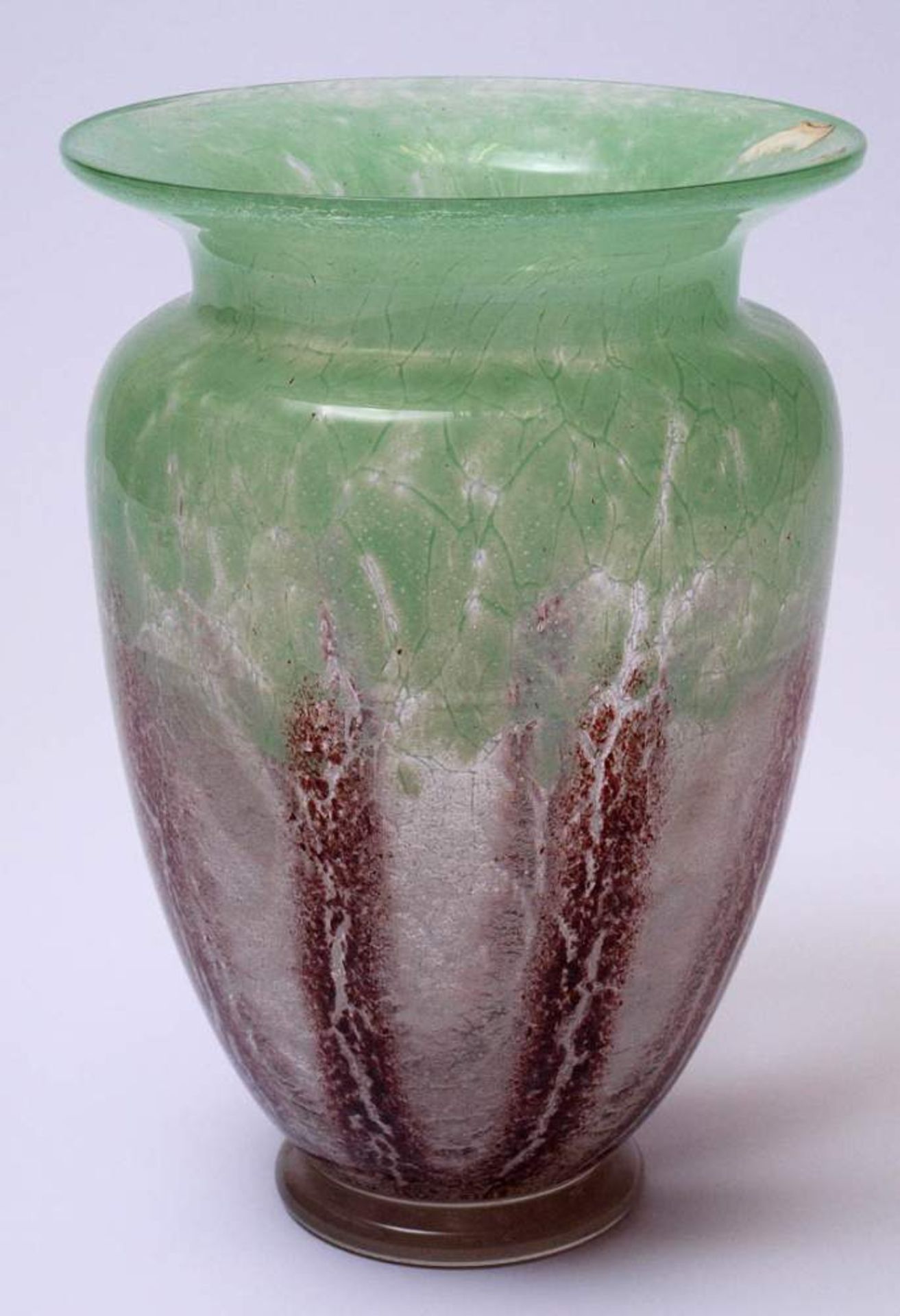 Ikora-Vase, WMFAuf massivem, rundem Standfuß aus farblosem Glas bauchiger Korpus mit eingezogener
