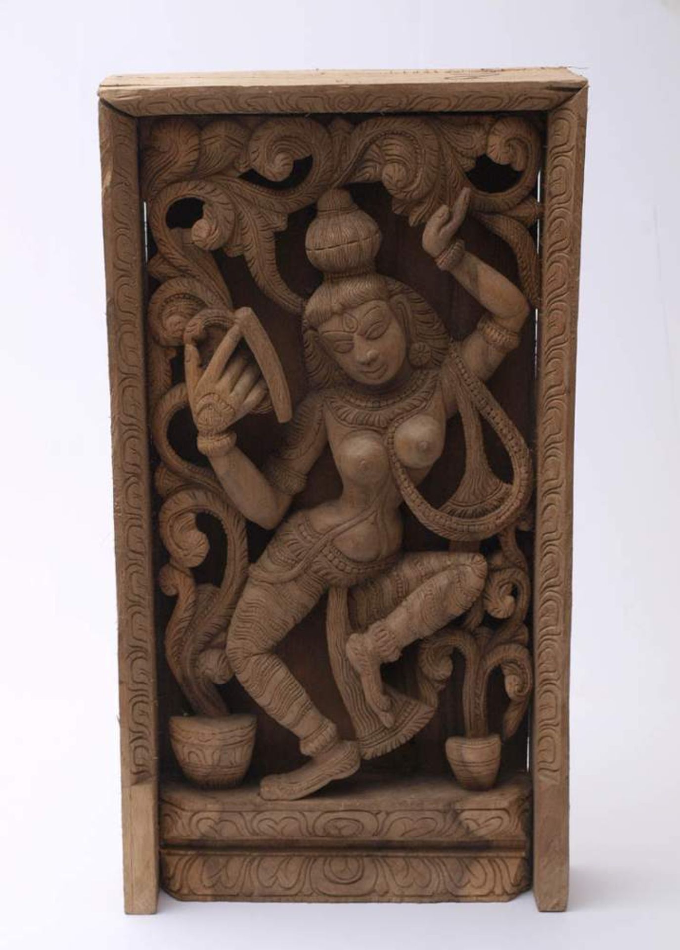 Stele, Indien, 18./19.Jhdt.Tanzende Göttin, darüber Sinha Vyahas. Geschnitztes Holz. 65x34,5x9,5cm. - Bild 2 aus 4