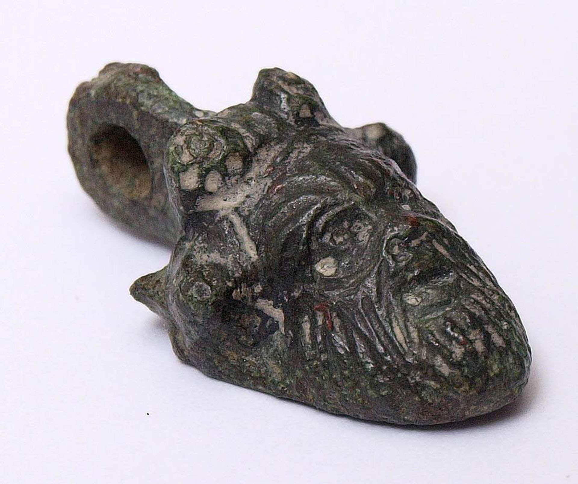 Dionysos-Anhänger, römisch, wohl 1.Jhdt. n.Chr.Bronze, patiniert. Feine Kaltarbeit. H.2,6cm. - Bild 3 aus 5