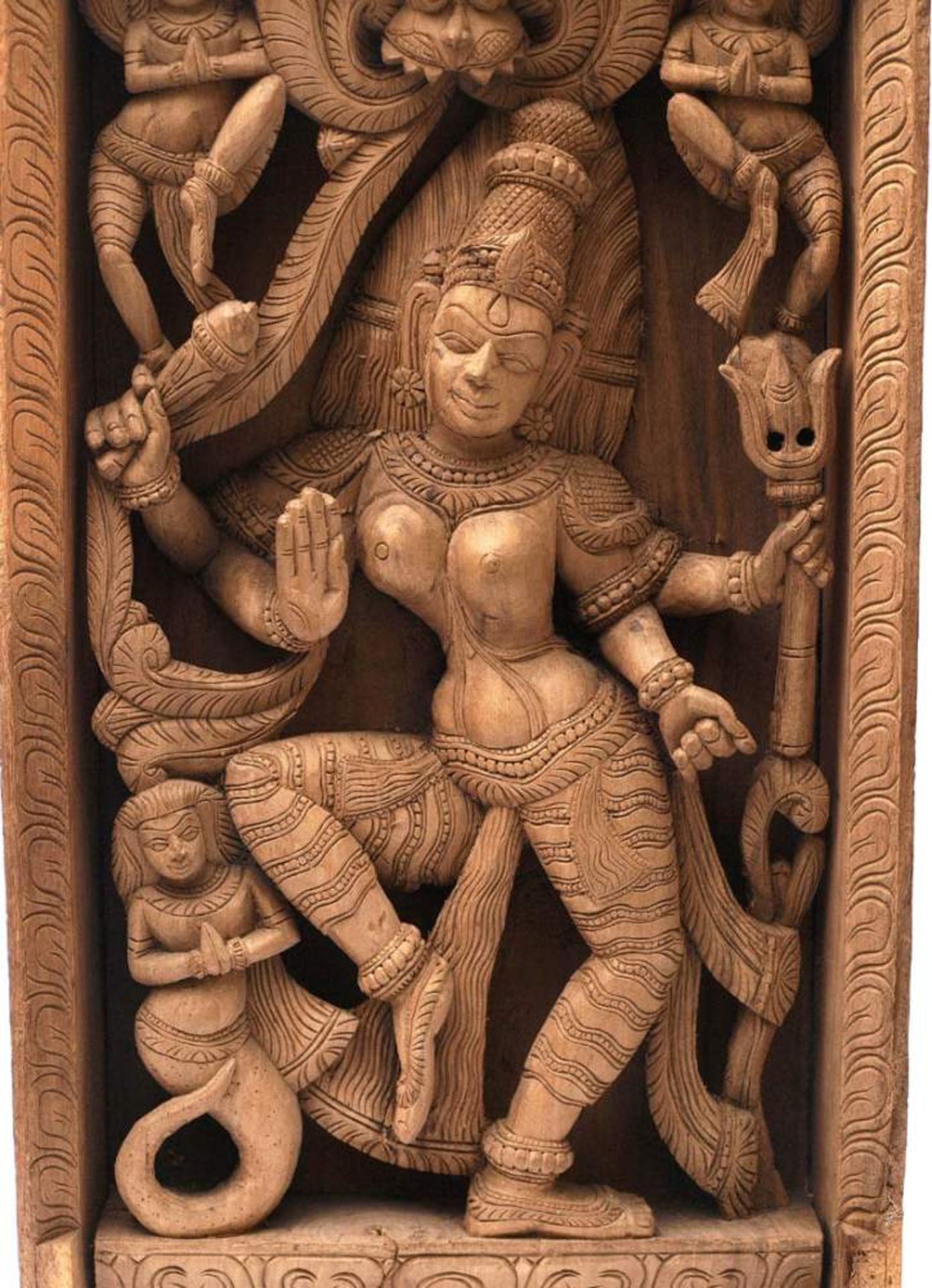 Stele, Indien, 18./19.Jhdt.Tempeltänzerin zwischen Blatt- und Blütenranken. Holz, geschnitzt. - Bild 3 aus 3