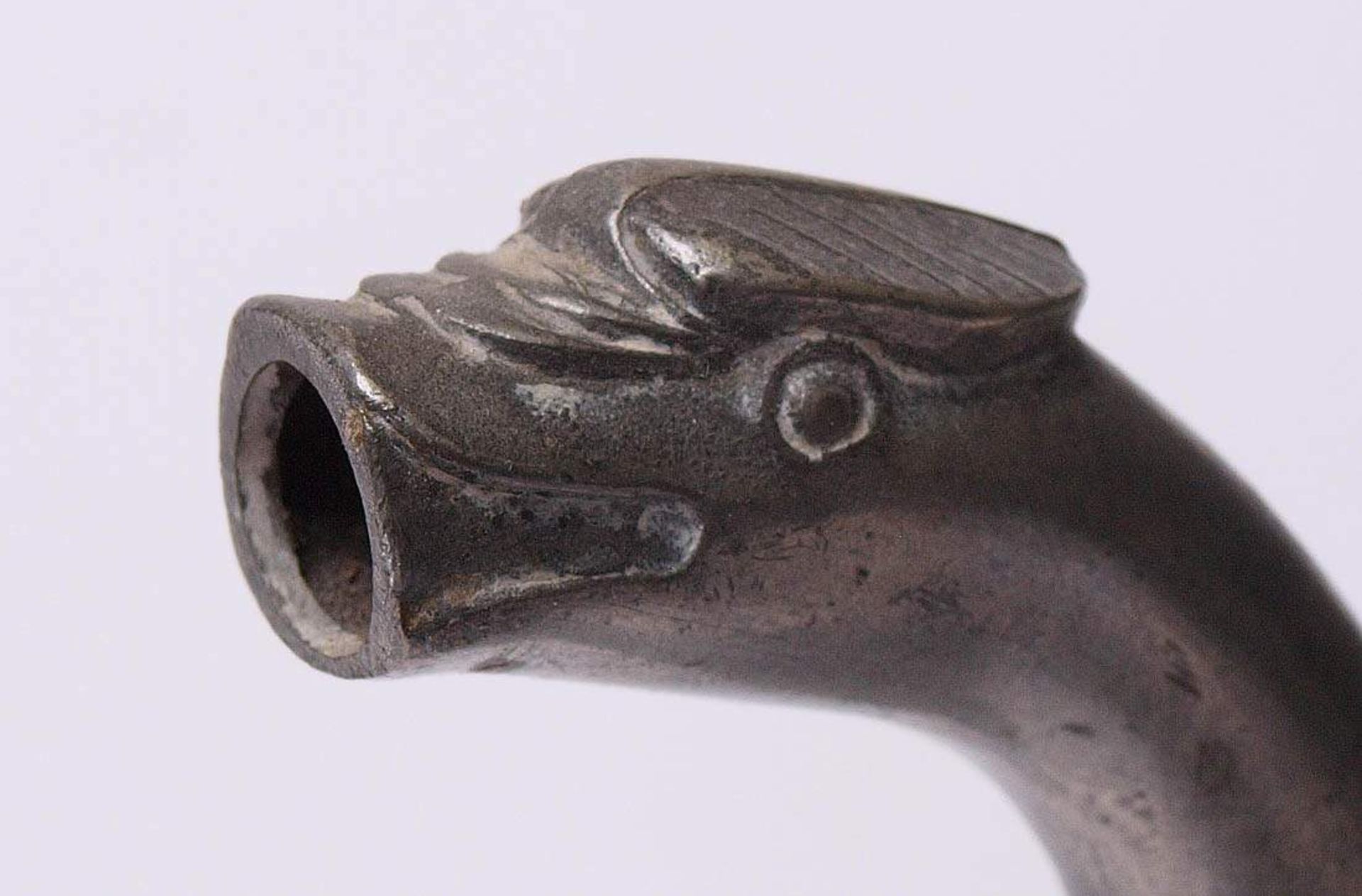 Kaffeekanne, um 1800Birnenförmiger Korpus, Tülle mit Fabeltierkopf. Ohrenhenkel aus ebonisiertem - Bild 3 aus 4