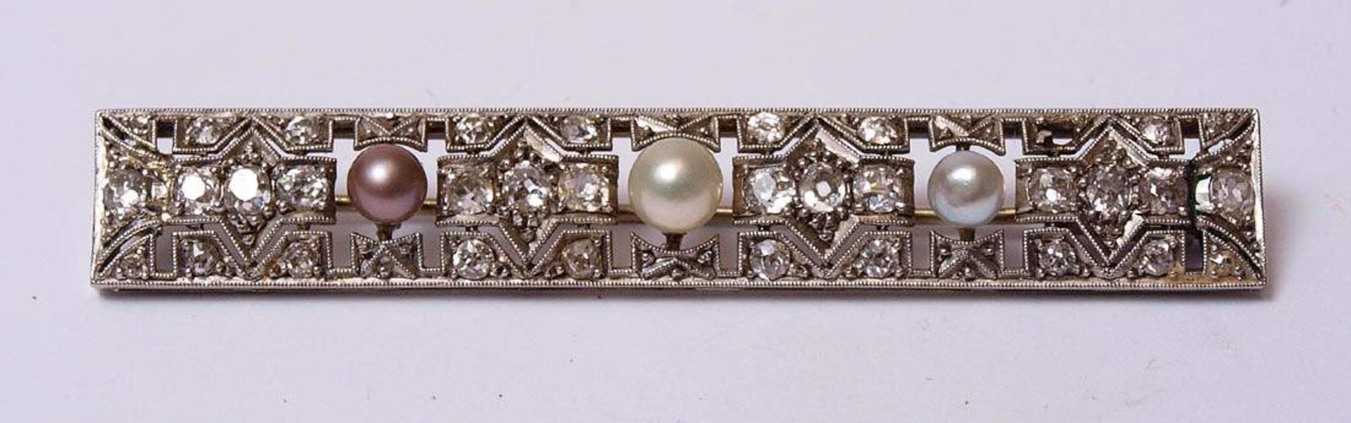 Art-Déco-BroscheGG/WG14kt. Rechteckige Form, besetzt mit drei Perlen und zahlreichen Brillanten - Bild 2 aus 2