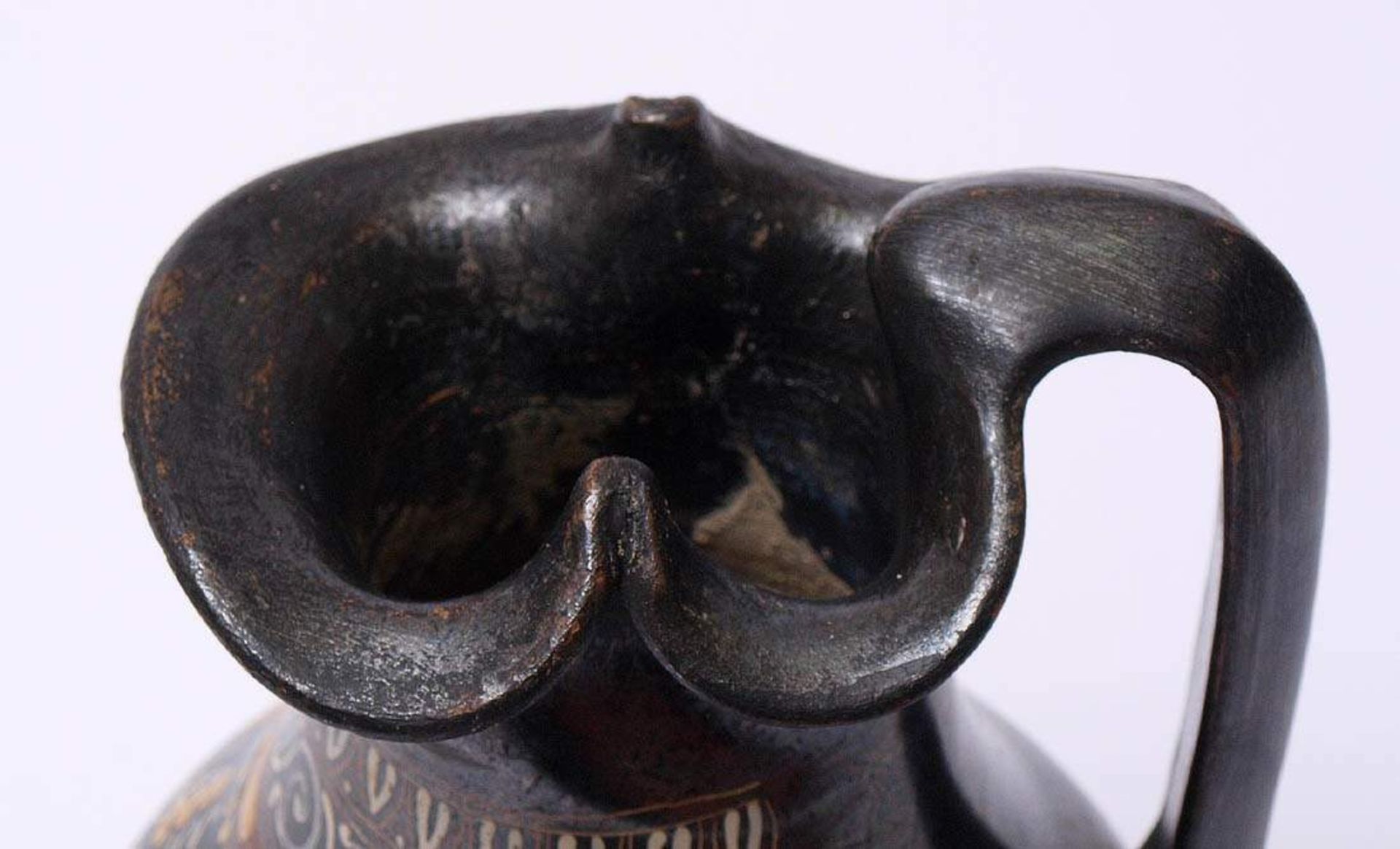 Apulische Oinochoe, wohl 4.Jhdt. v.Chr.Schwarzgrundige Weinkanne mit metallischem Schimmer im - Bild 10 aus 19