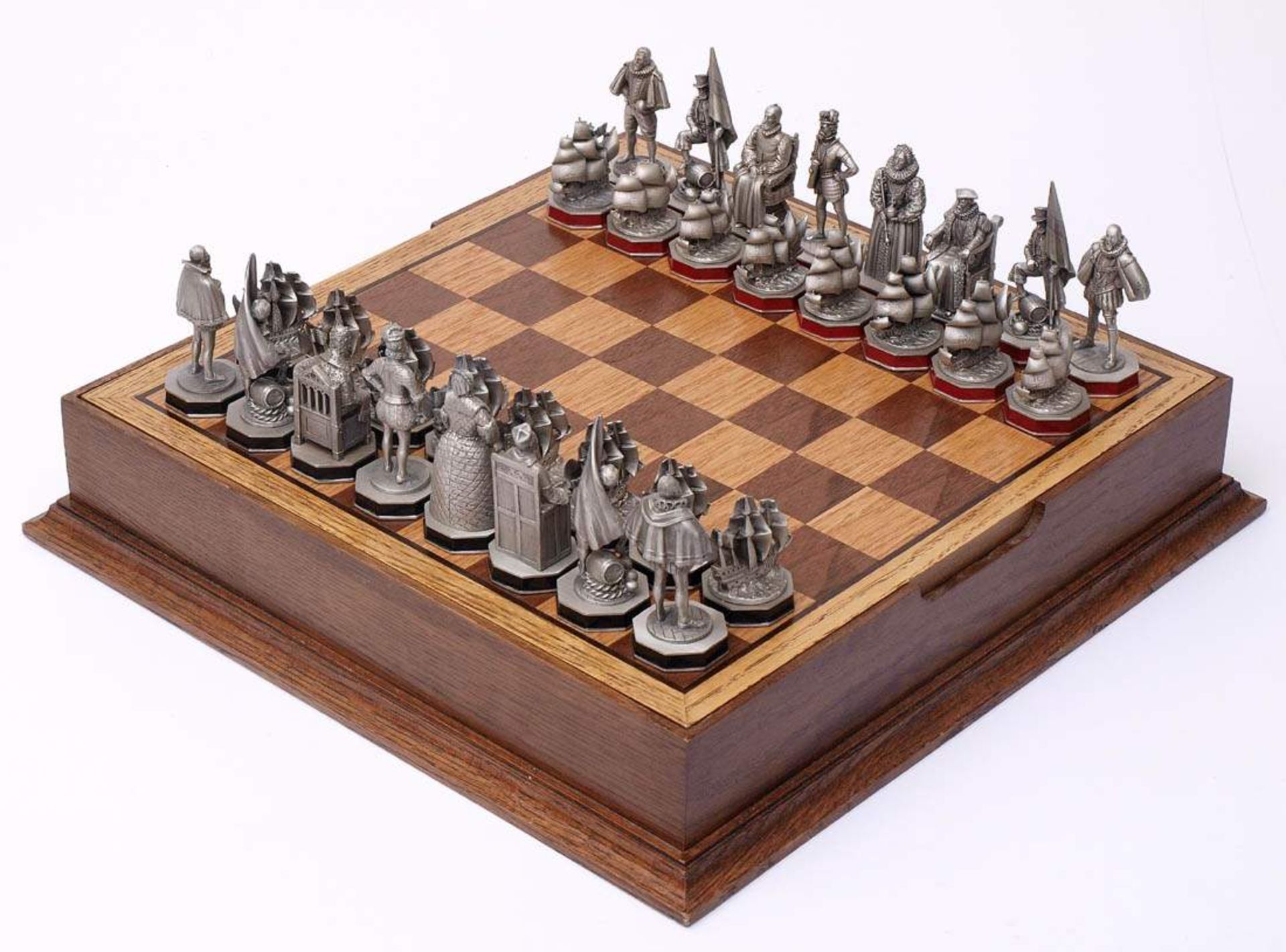 SchachspielArmada-Schachspiel, Extec-Edition. Zinnerne Figuren in Form von Schiffen und Personen
