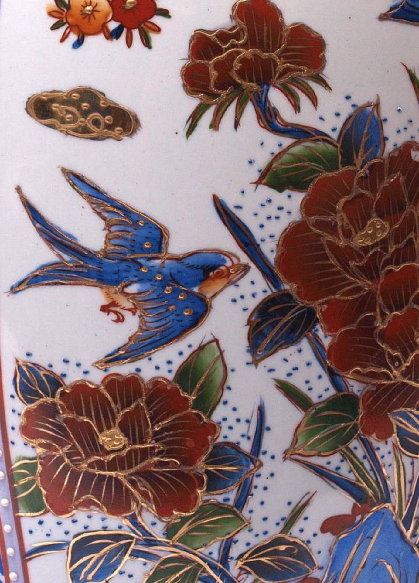 Prunkvase, ChinaBalusterförmiger Korpus. In sechs Rechteckreserven Blumendekor mit Vögeln in - Bild 3 aus 4
