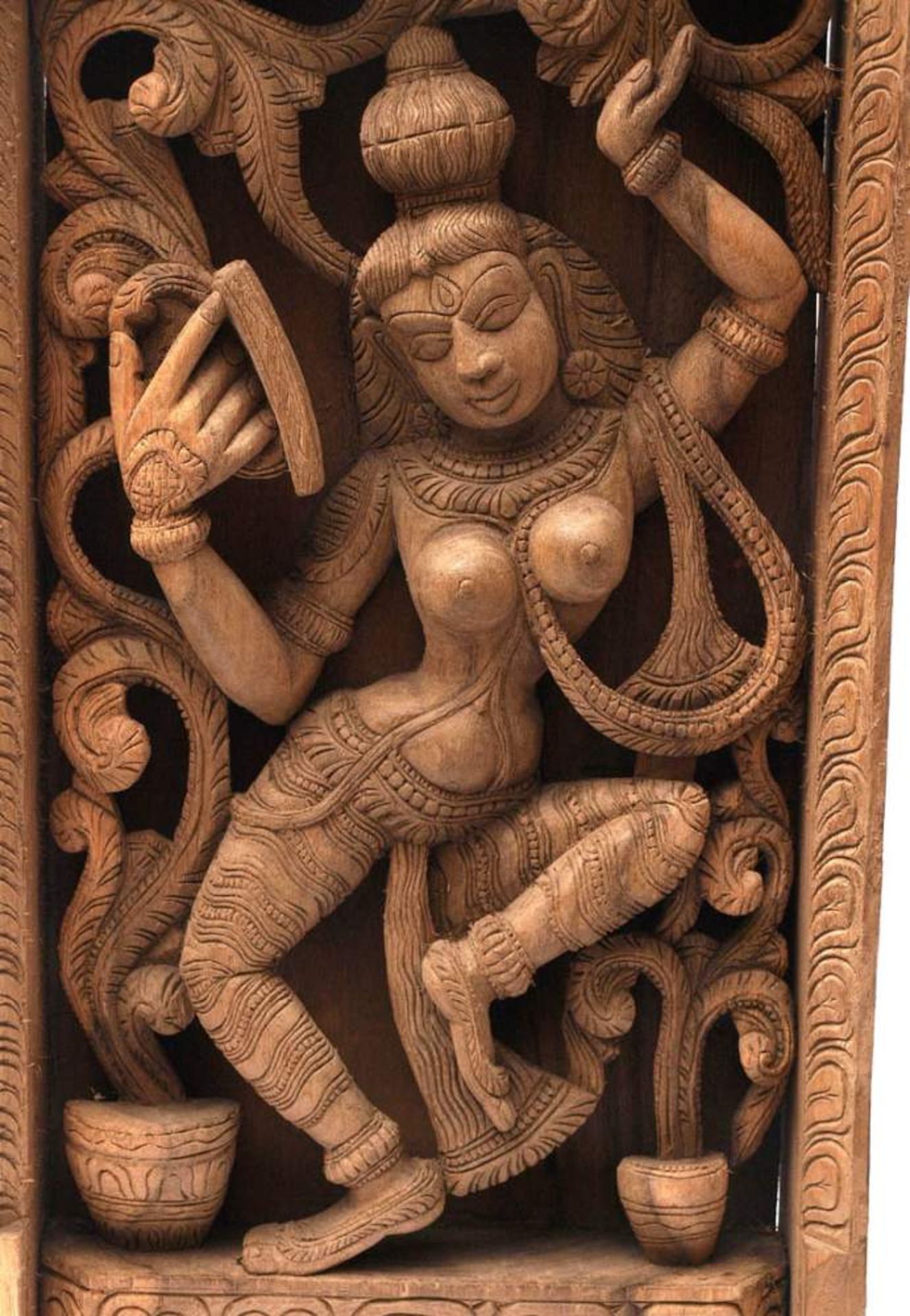 Stele, Indien, 18./19.Jhdt.Tanzende Göttin, darüber Sinha Vyahas. Geschnitztes Holz. 65x34,5x9,5cm. - Bild 4 aus 4