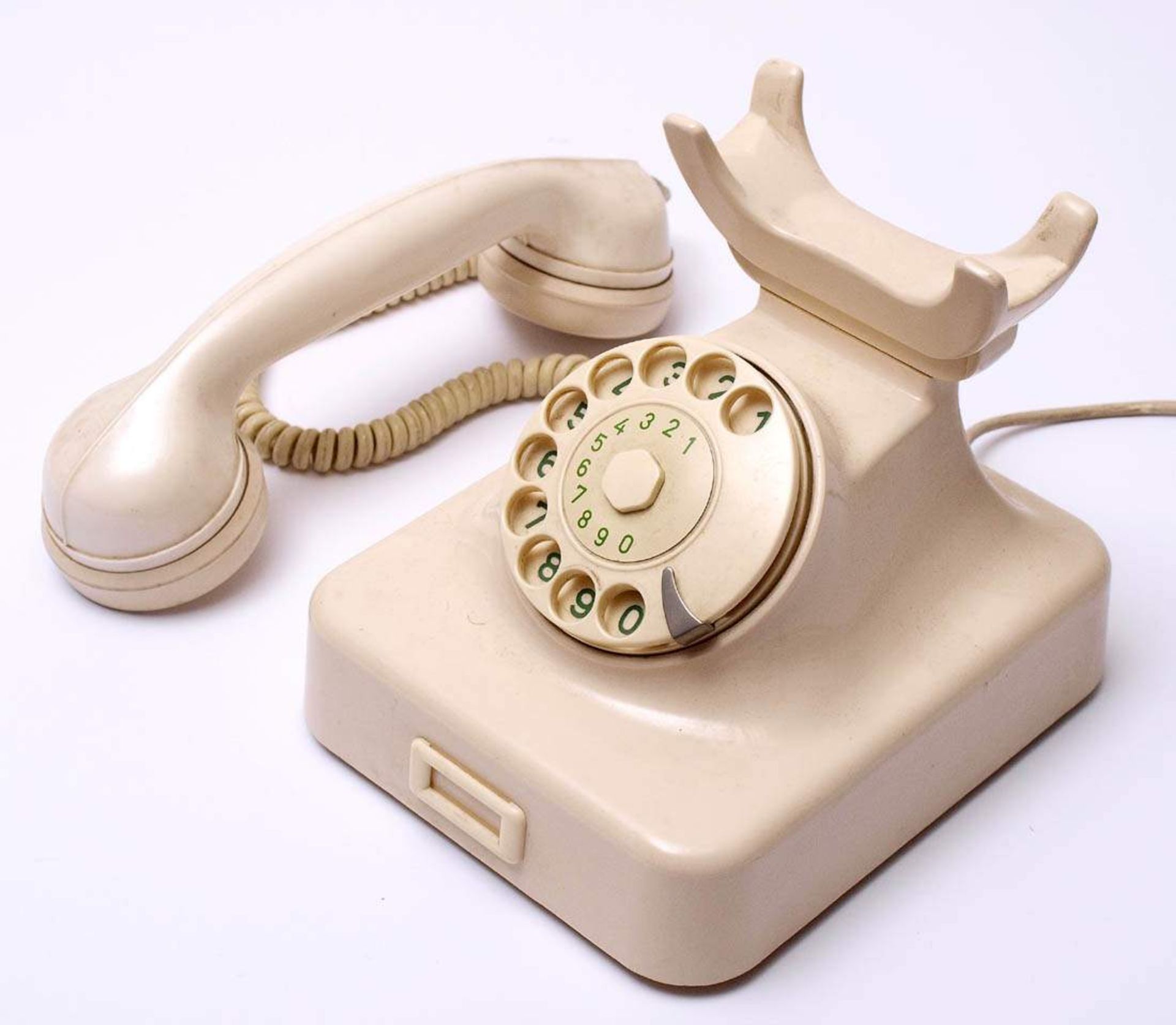 Telefon, 50er JahreWeißes Bakelitgehäuse mit Wählscheibe. Mit Anschlusskabel, als - Bild 5 aus 5