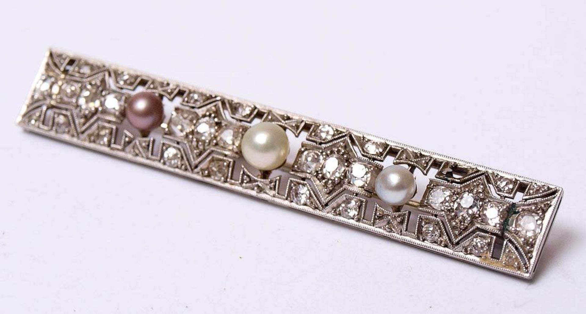 Art-Déco-BroscheGG/WG14kt. Rechteckige Form, besetzt mit drei Perlen und zahlreichen Brillanten