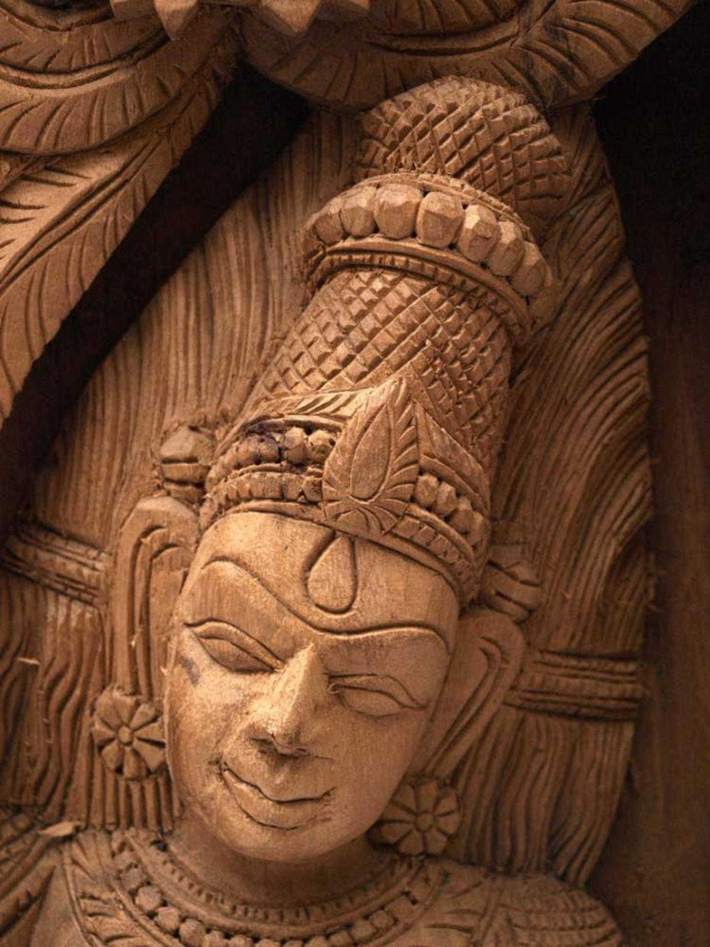 Stele, Indien, 18./19.Jhdt.Tempeltänzerin zwischen Blatt- und Blütenranken. Holz, geschnitzt. - Bild 2 aus 3