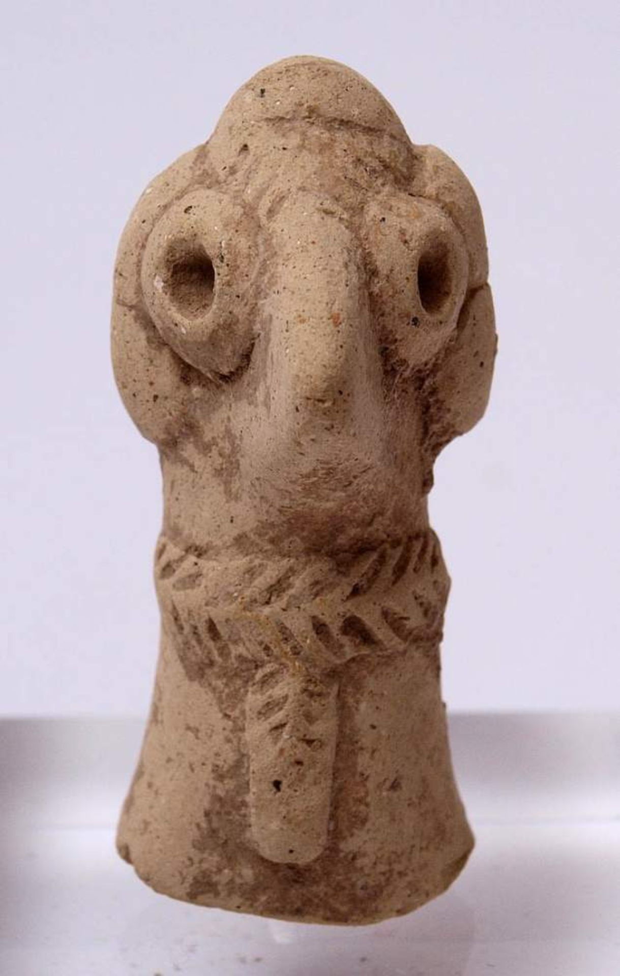 Syro-hethitisches Idol mit Hund, wohl frühes 2. Jahrtausend v.Chr.Weißer Ton. H.12,5cm bzw. 7x4,6cm. - Bild 2 aus 12