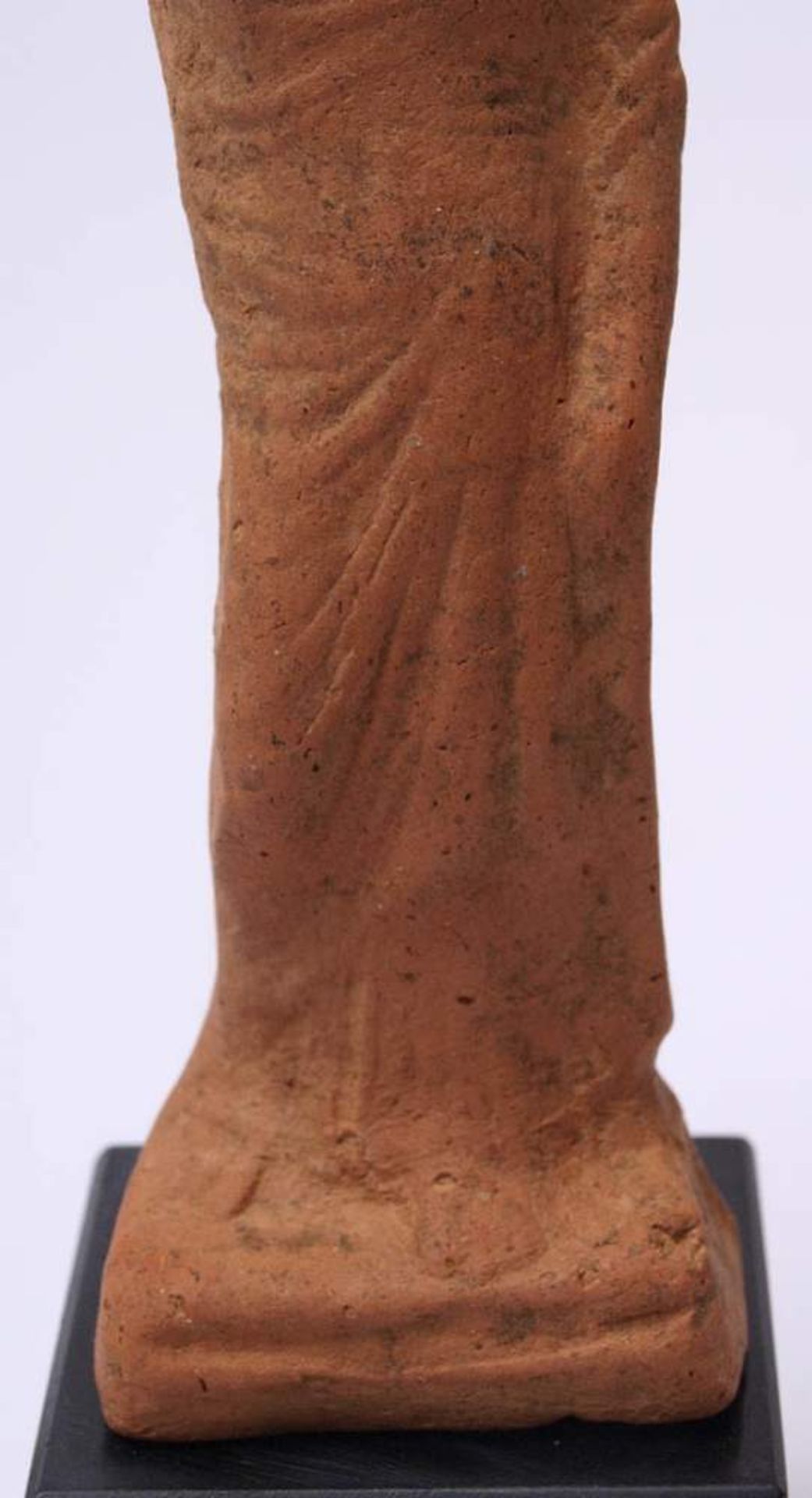 Griechische Hydrophore, wohl 4.Jhdt. v.Chr.Roter Ton, mit rückseitigem Brennloch. H.16cm ohne - Bild 2 aus 5