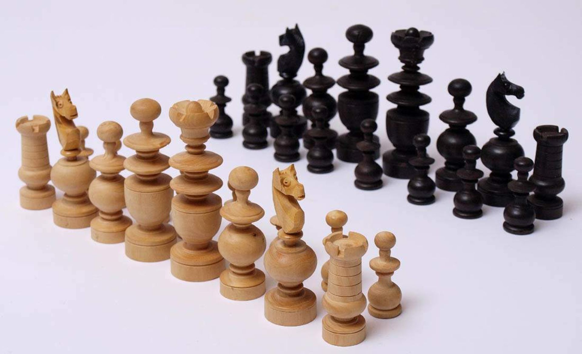 Satz Schachfiguren, 19.Jhdt.Holz, gedrechselt. H. des Königs ca. 7,8cm. - Bild 2 aus 2