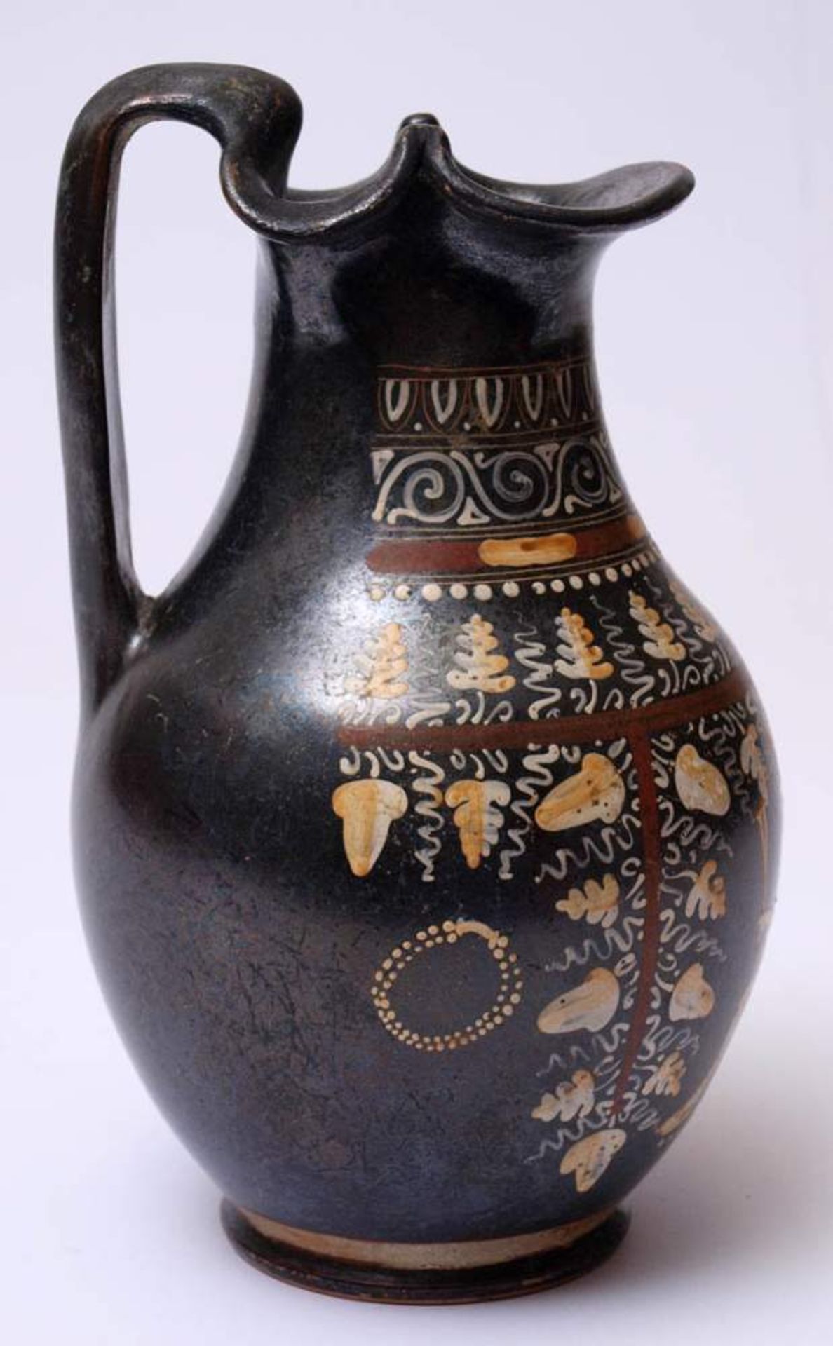 Apulische Oinochoe, wohl 4.Jhdt. v.Chr.Schwarzgrundige Weinkanne mit metallischem Schimmer im - Bild 6 aus 19