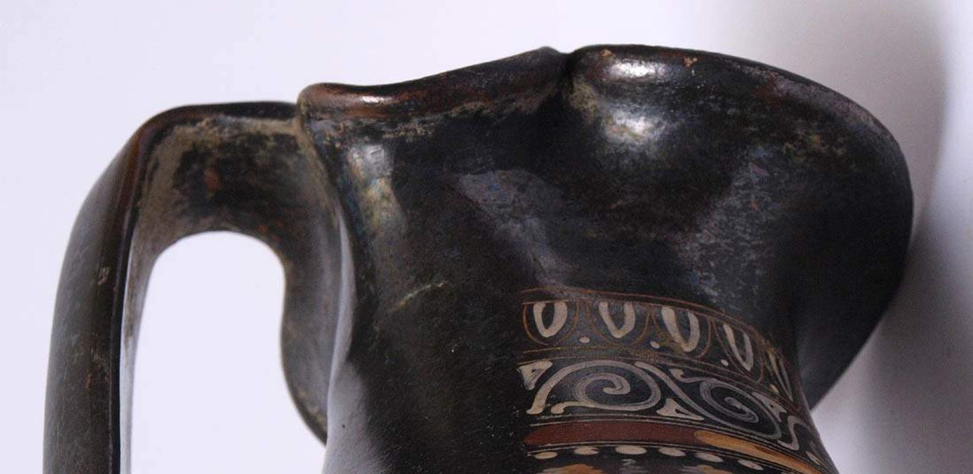 Apulische Oinochoe, wohl 4.Jhdt. v.Chr.Schwarzgrundige Weinkanne mit metallischem Schimmer im - Bild 18 aus 19