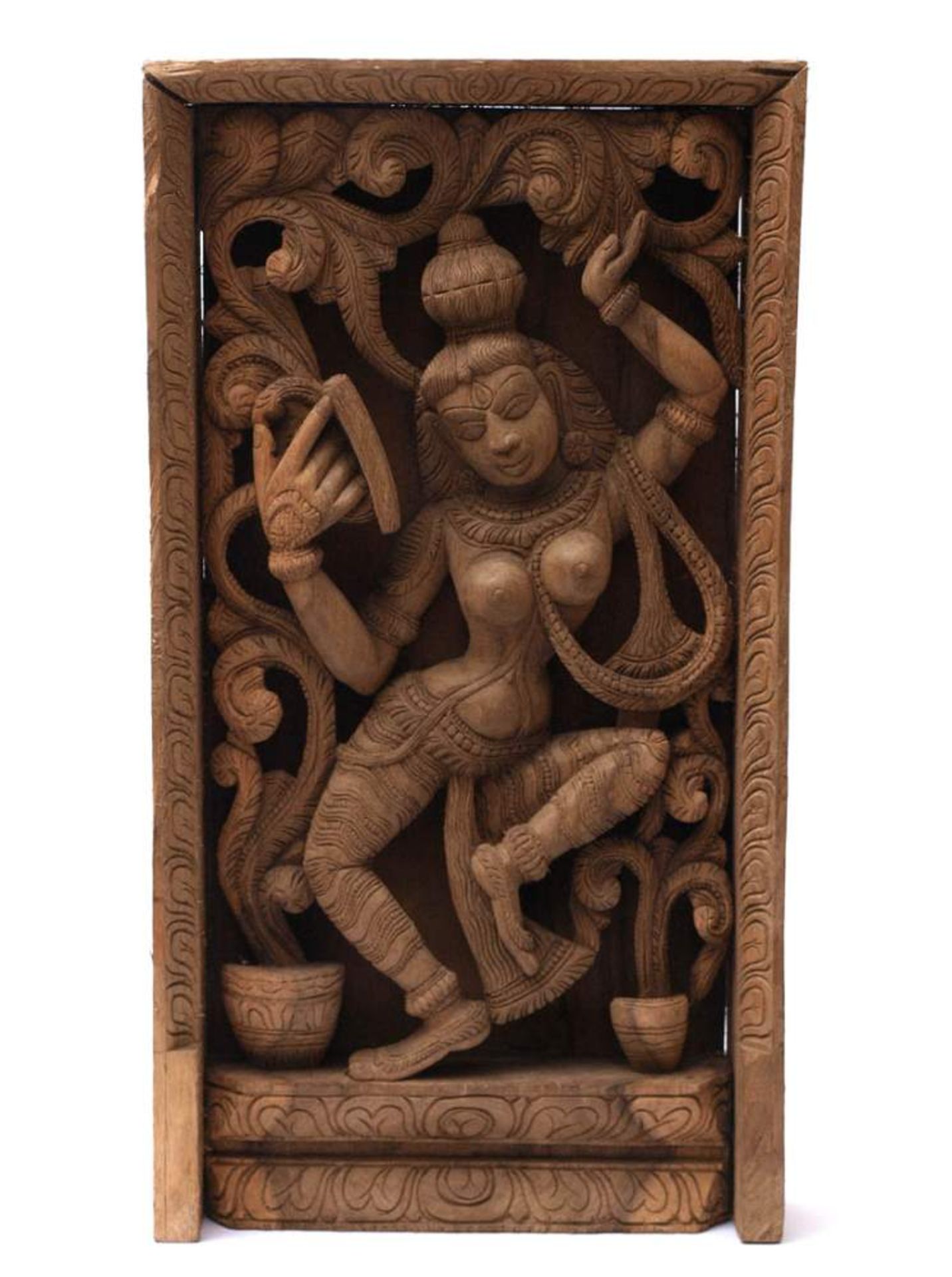 Stele, Indien, 18./19.Jhdt.Tanzende Göttin, darüber Sinha Vyahas. Geschnitztes Holz. 65x34,5x9,5cm.