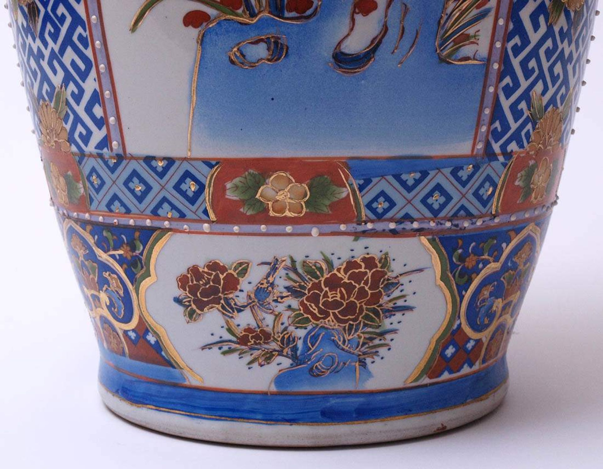 Prunkvase, ChinaBalusterförmiger Korpus. In sechs Rechteckreserven Blumendekor mit Vögeln in - Bild 2 aus 4