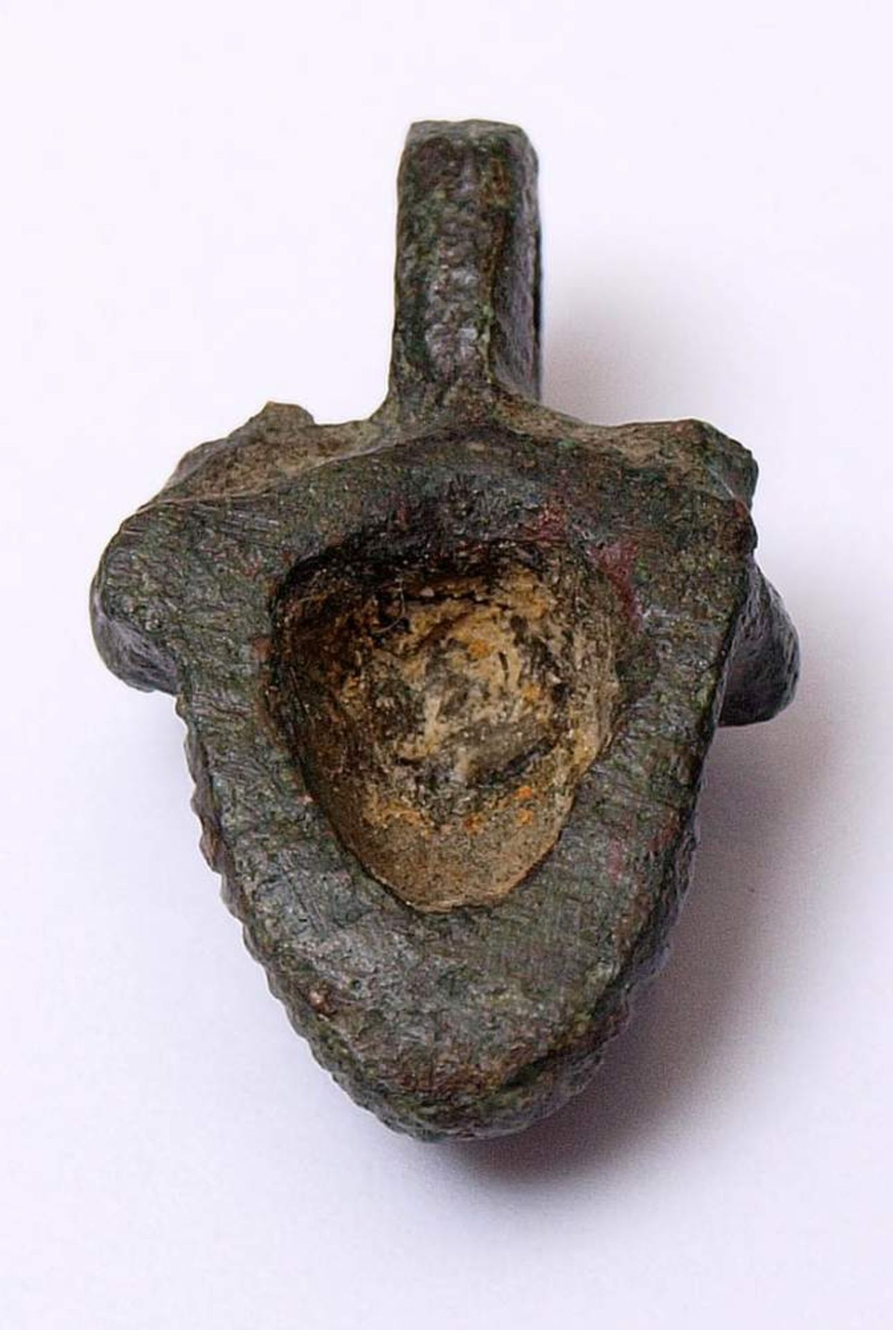 Dionysos-Anhänger, römisch, wohl 1.Jhdt. n.Chr.Bronze, patiniert. Feine Kaltarbeit. H.2,6cm. - Bild 5 aus 5