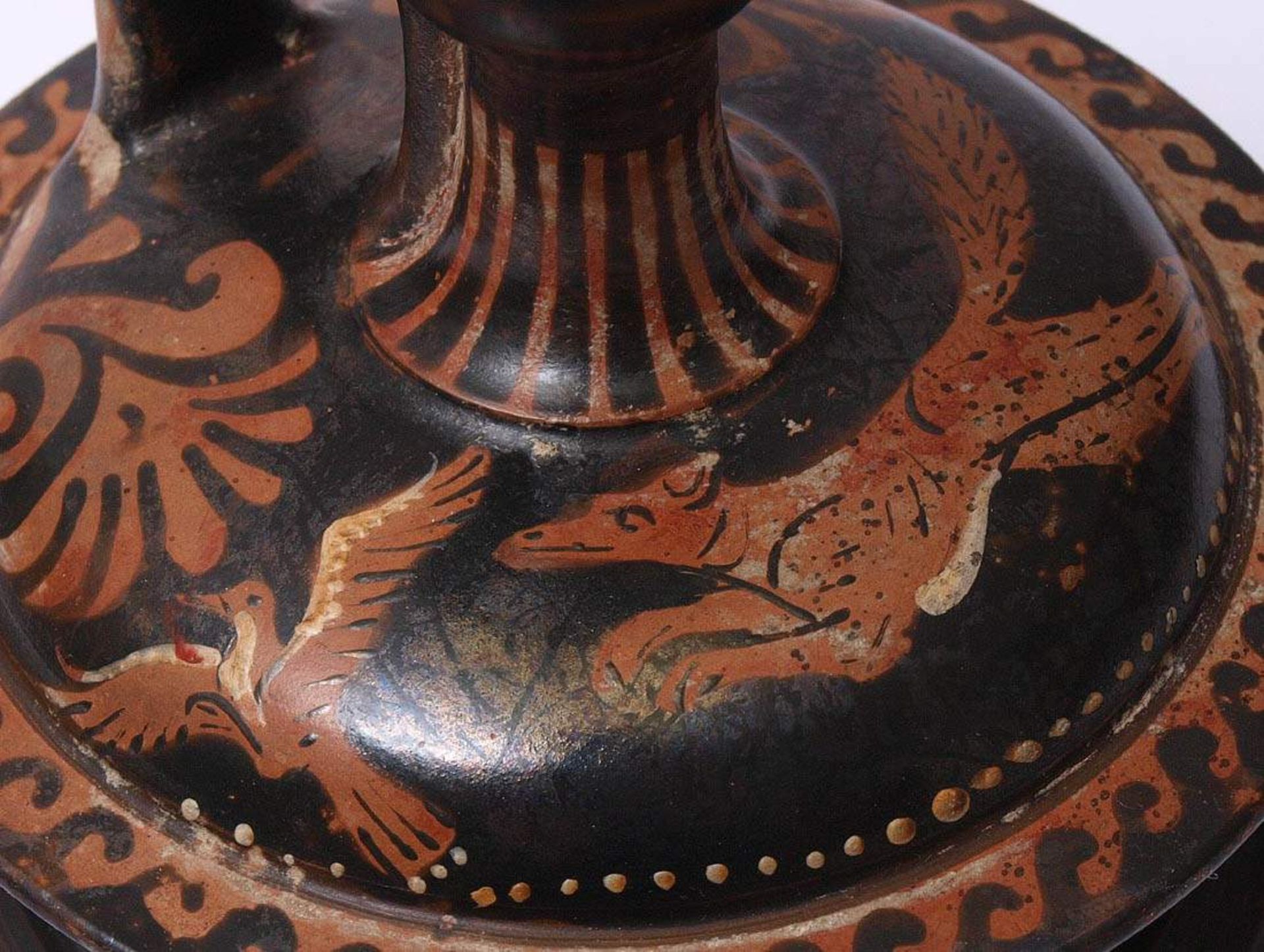 Apulische Epichysis, wohl 4.Jhdt. v.Chr.Schwarzgrundige Vase im Gnathia-Stil. Auf gewölbter - Bild 7 aus 10