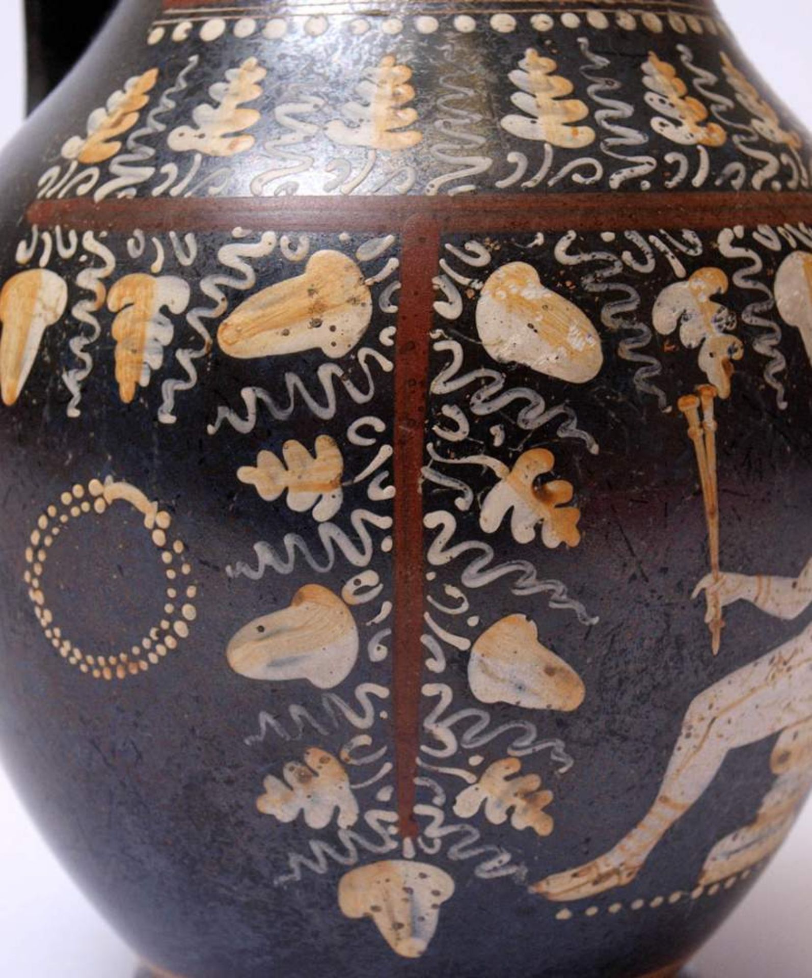 Apulische Oinochoe, wohl 4.Jhdt. v.Chr.Schwarzgrundige Weinkanne mit metallischem Schimmer im - Bild 13 aus 19