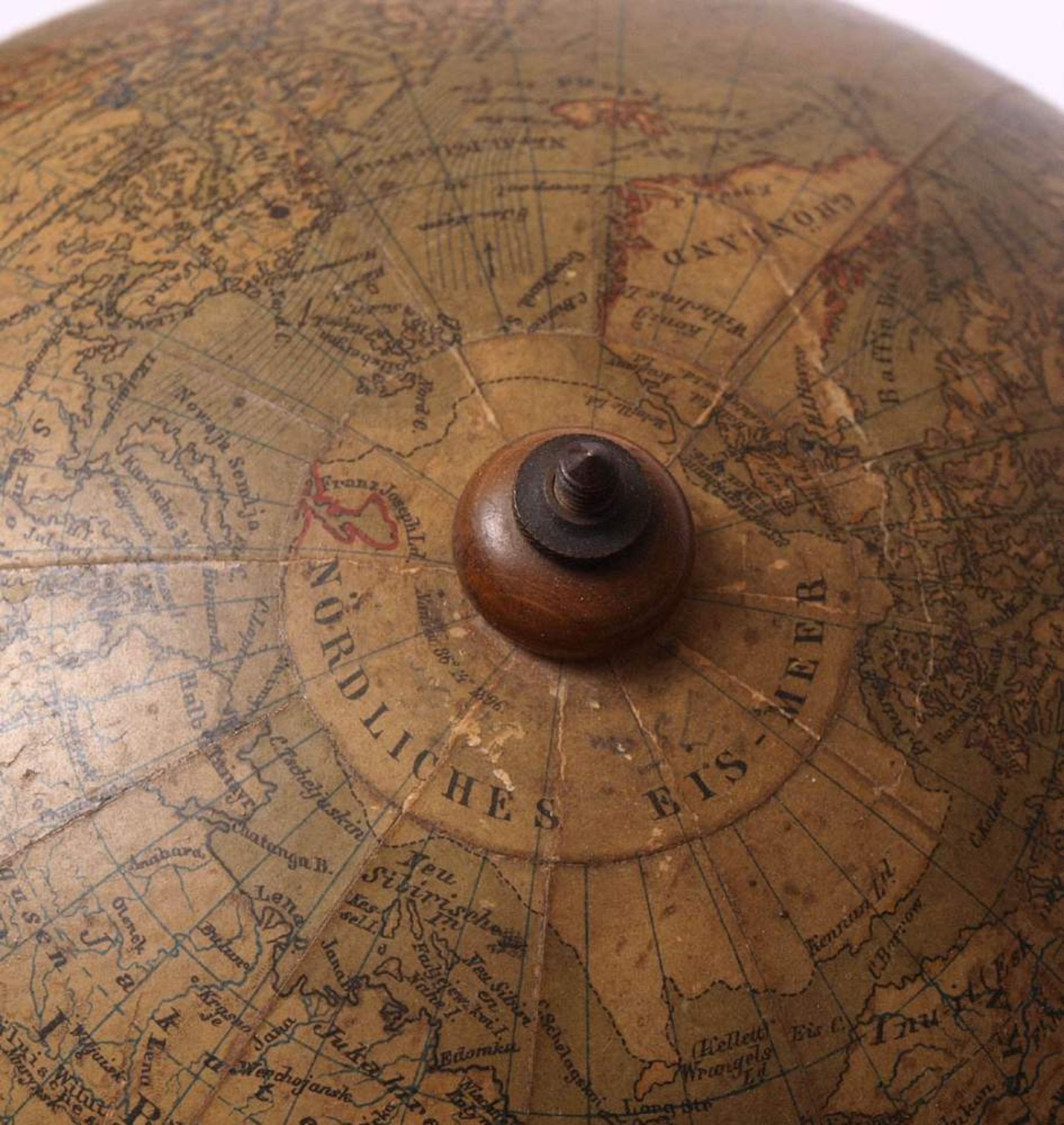Globus, Heimann, Berlin, um 1900Gedrechselter Holzfuß und Stand mit eingebautem Kompass. Papier - Bild 4 aus 4