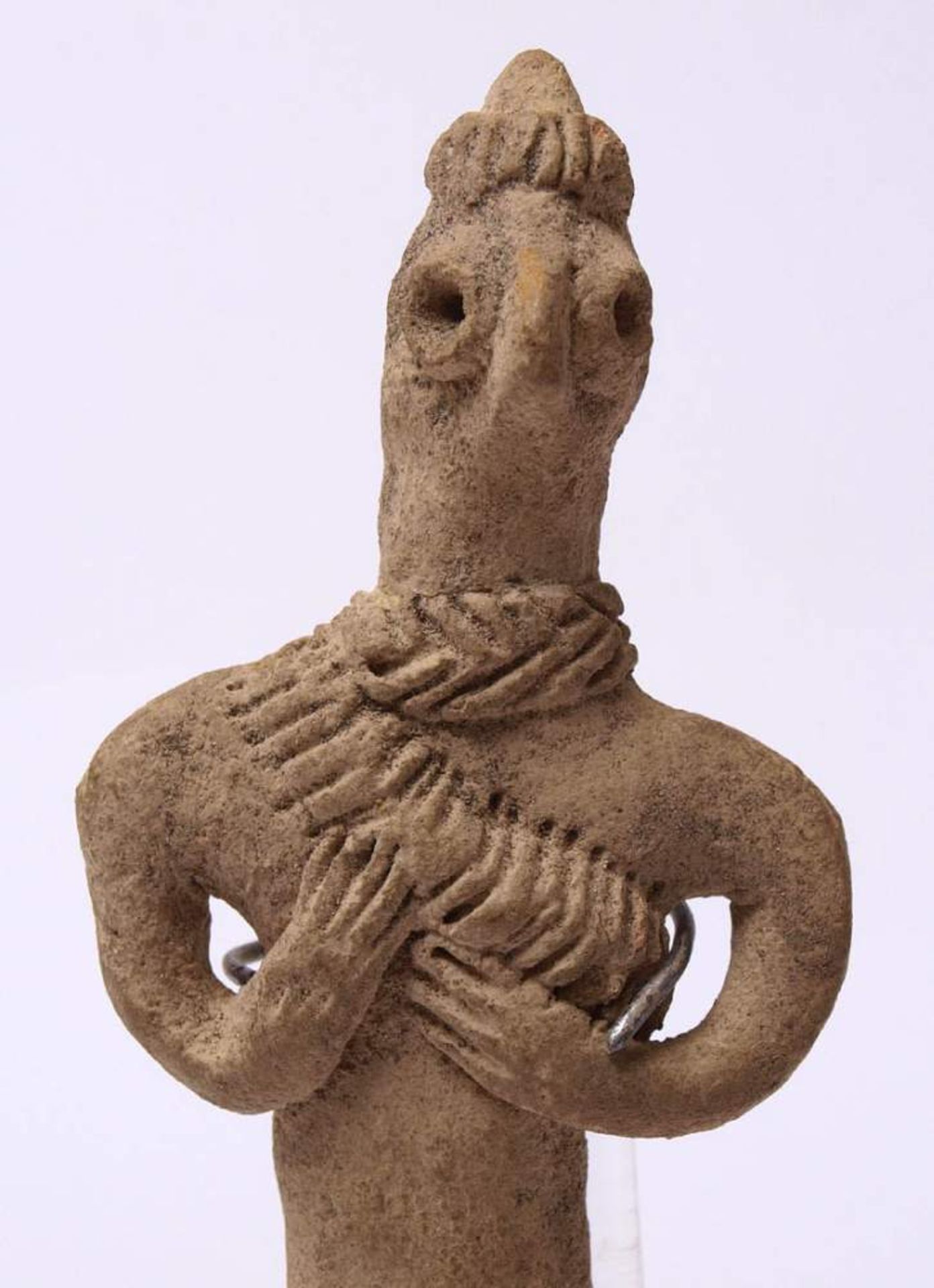 Syro-hethitisches Idol mit Hund, wohl frühes 2. Jahrtausend v.Chr.Weißer Ton. H.12,5cm bzw. 7x4,6cm. - Bild 12 aus 12