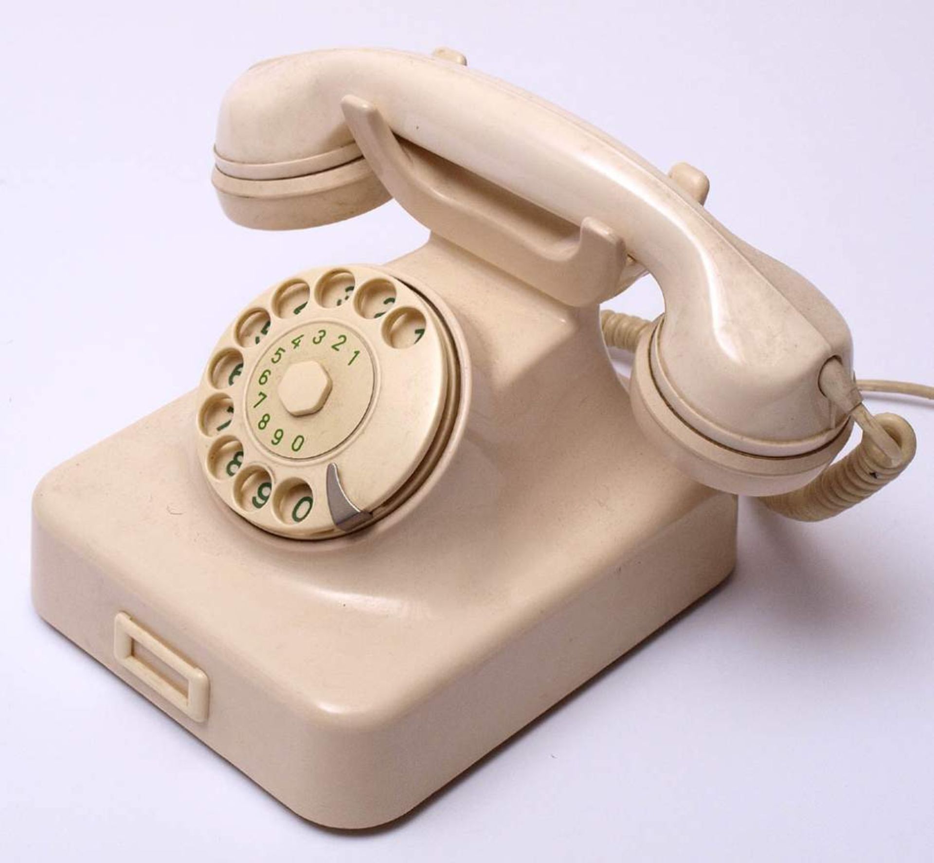 Telefon, 50er JahreWeißes Bakelitgehäuse mit Wählscheibe. Mit Anschlusskabel, als - Bild 3 aus 5
